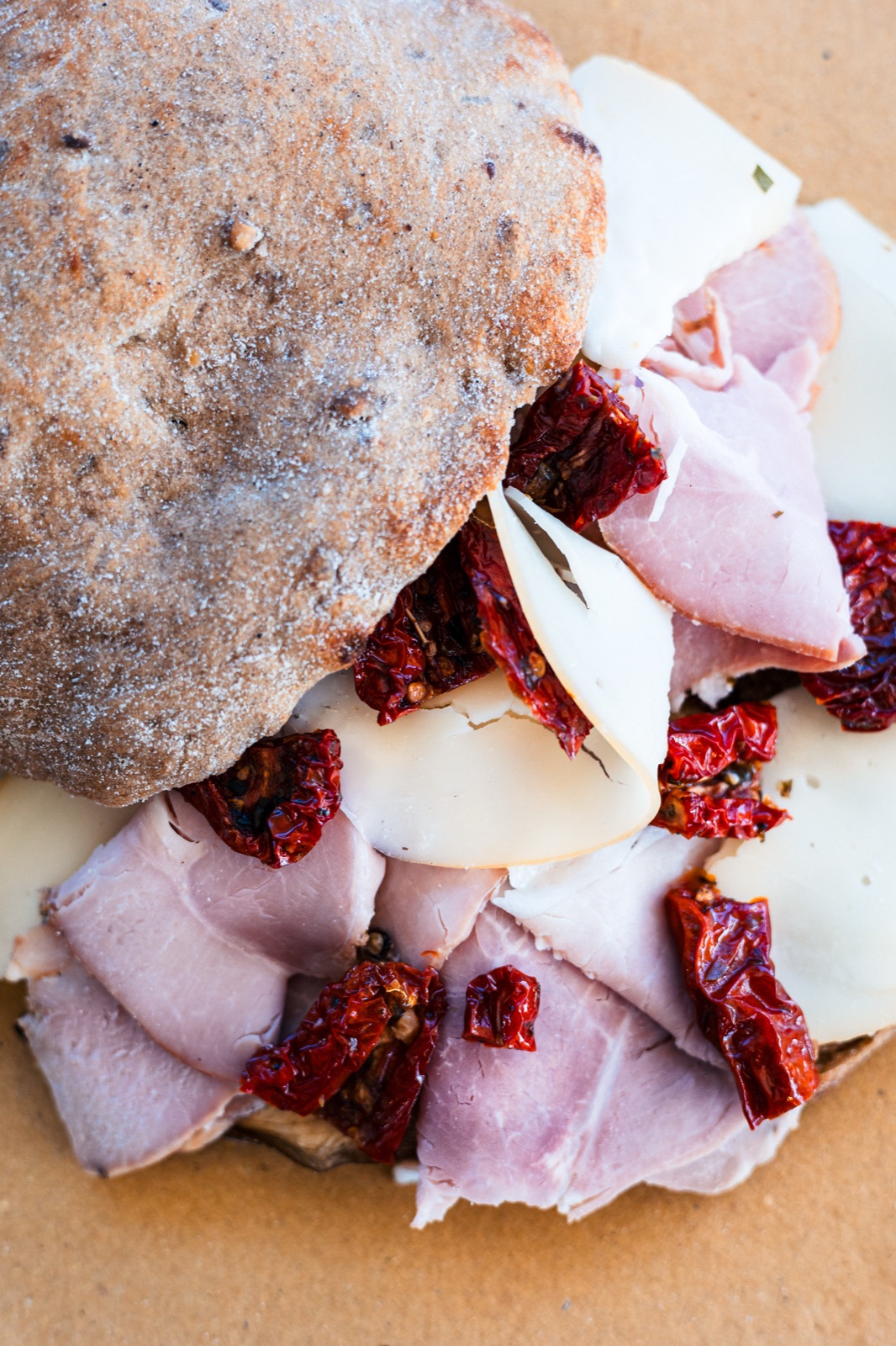 puccia con prosciutto, formaggio e pomodori secchi, primo piano
