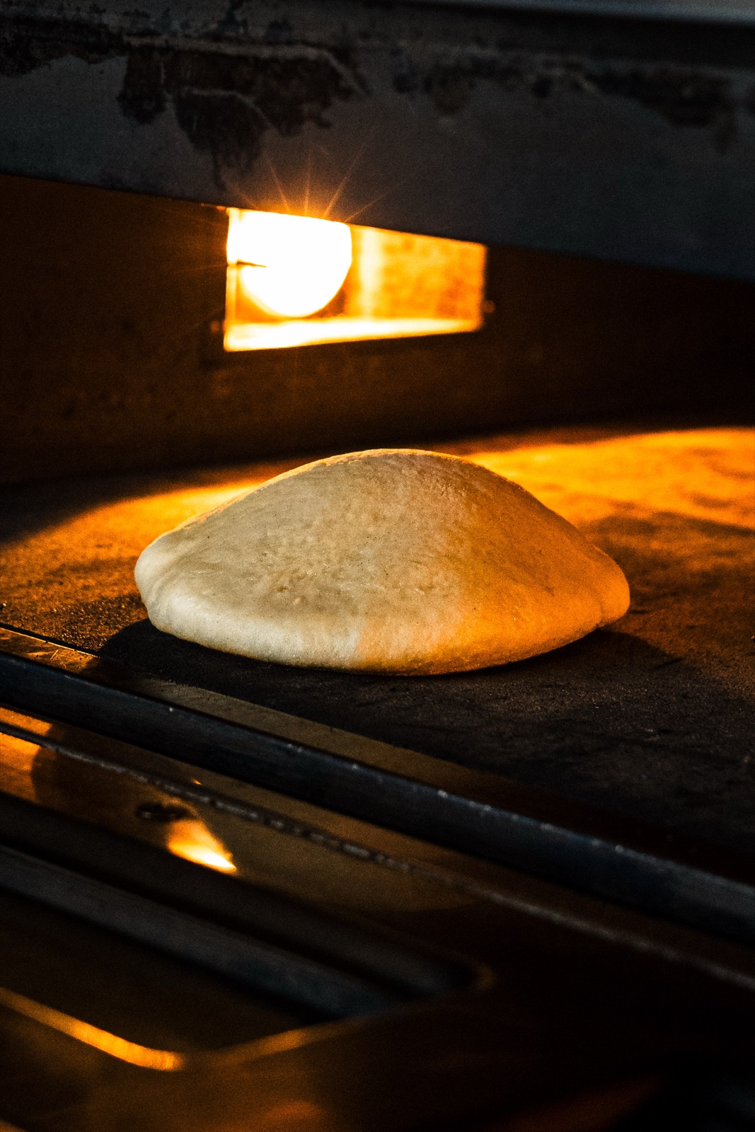 puccia nel forno con la lampada accesa, verticale