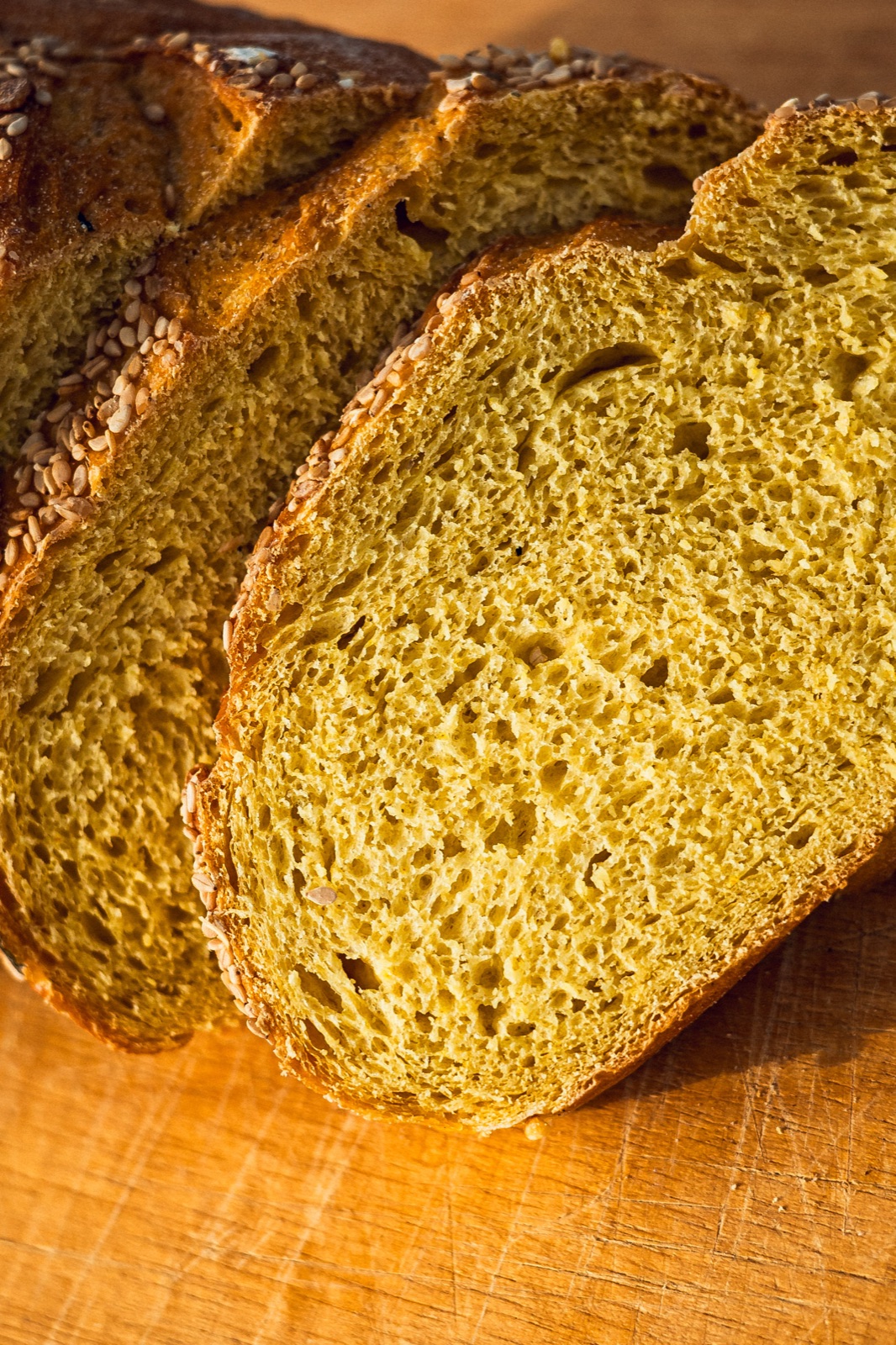 pane affettato con semi, luce calda