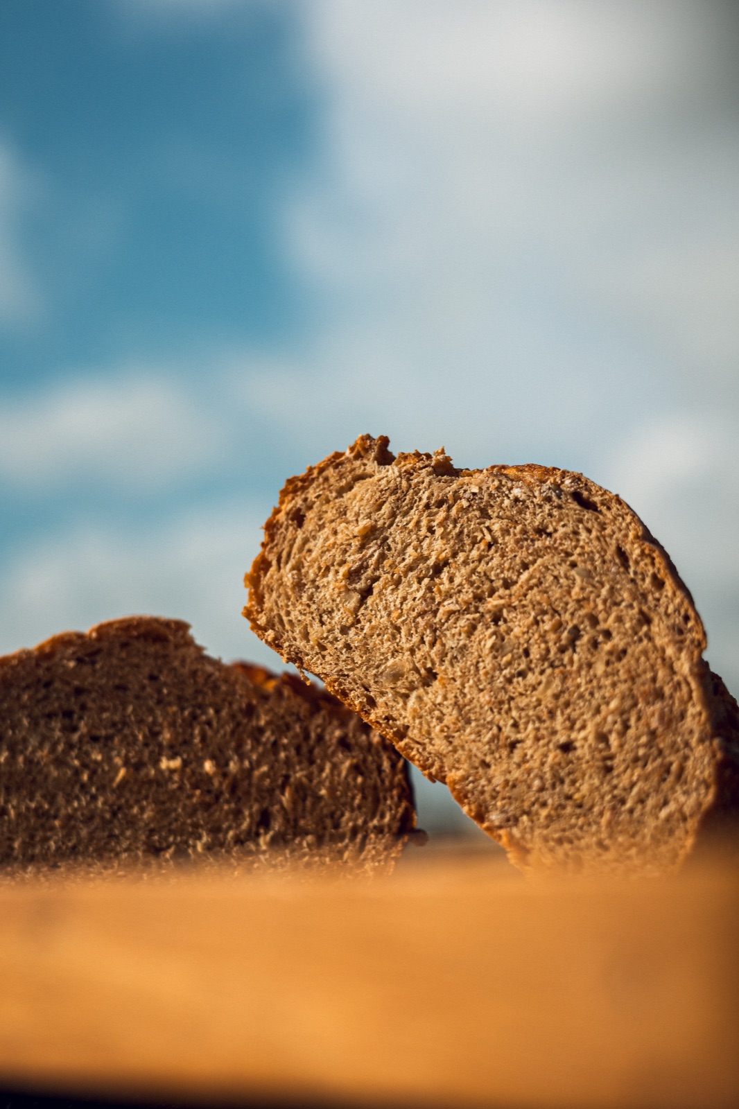 fette di pane integrale contro il cielo