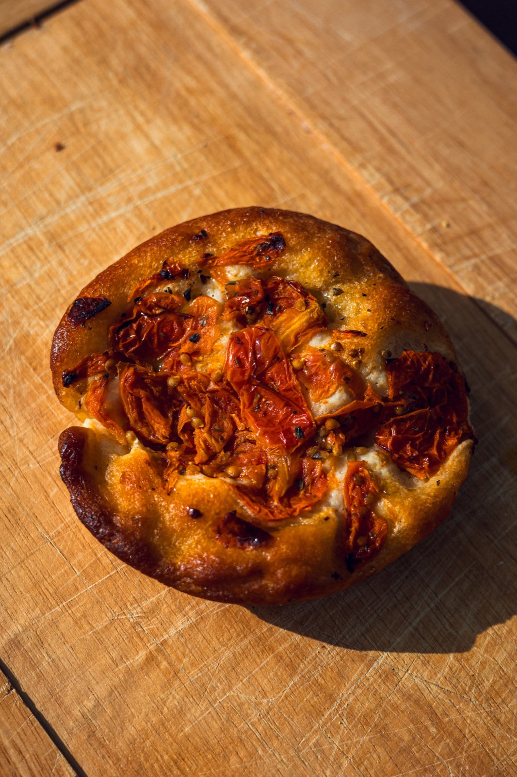 focaccia con pomodori sul legno