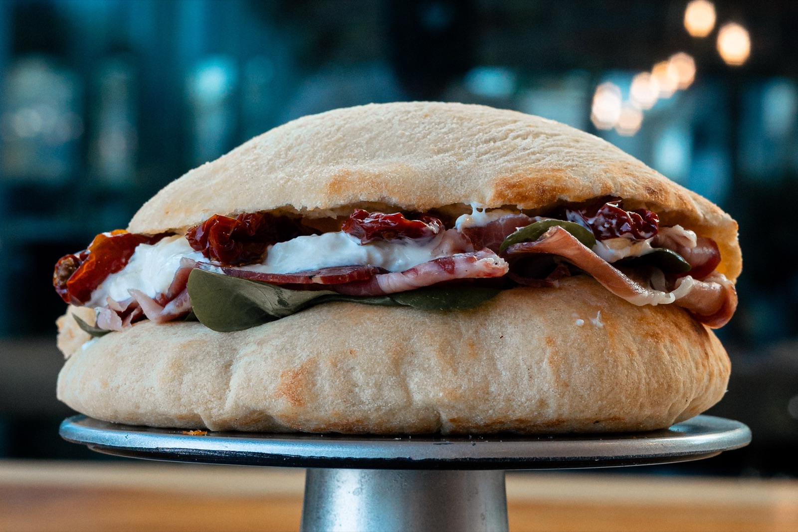 puccia con salame e crema sull'alzata