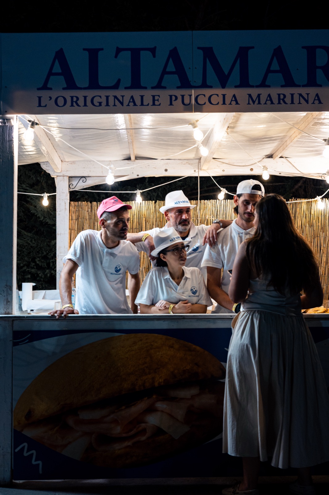 stand Altamarea con lo staff all'evento