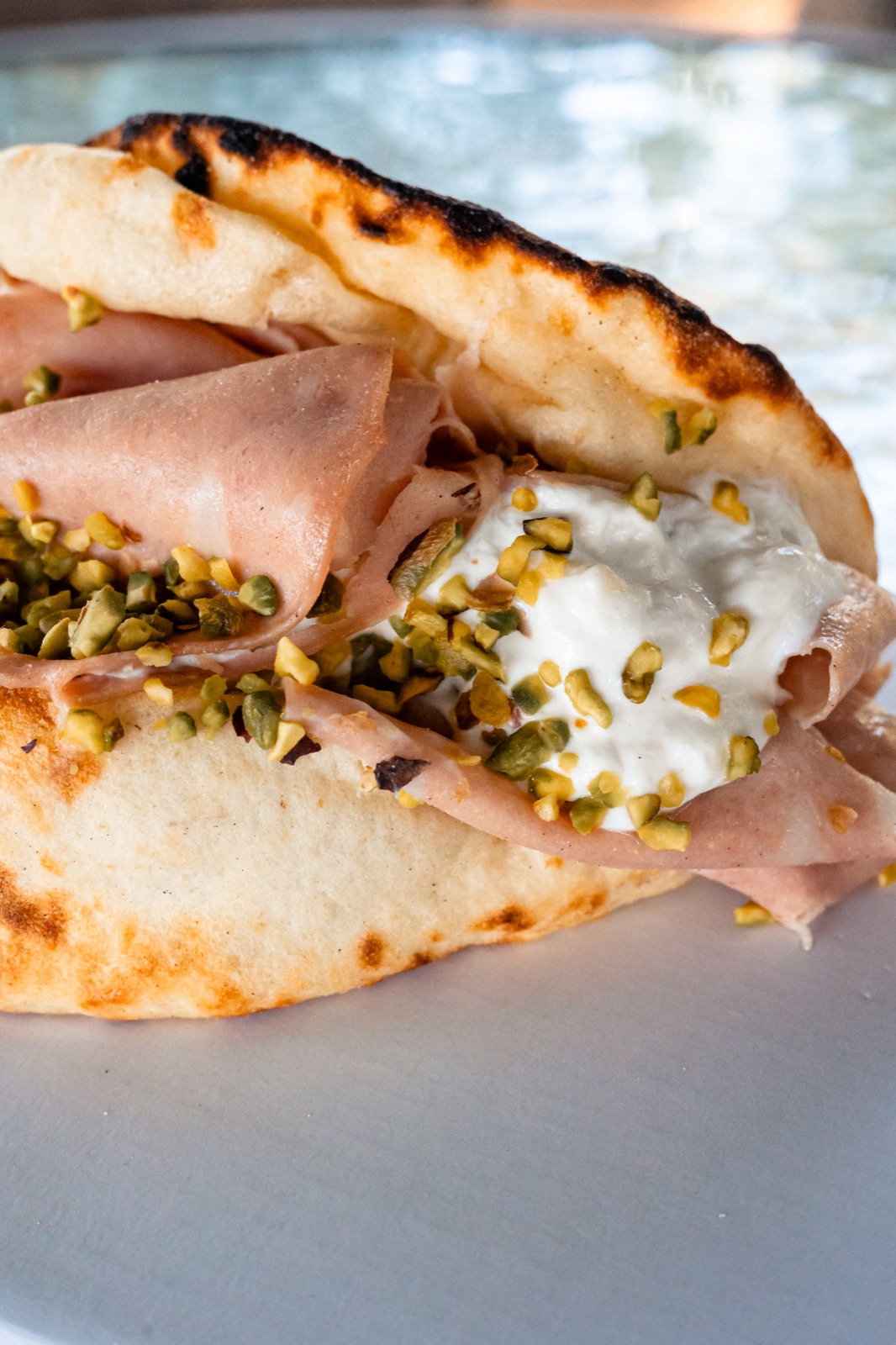 puccia con mortadella, stracciatella e pistacchio, verticale