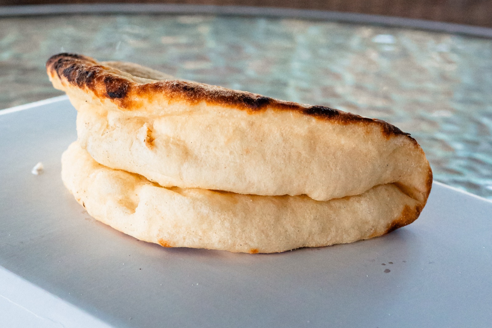 pane piegato con il mare dietro