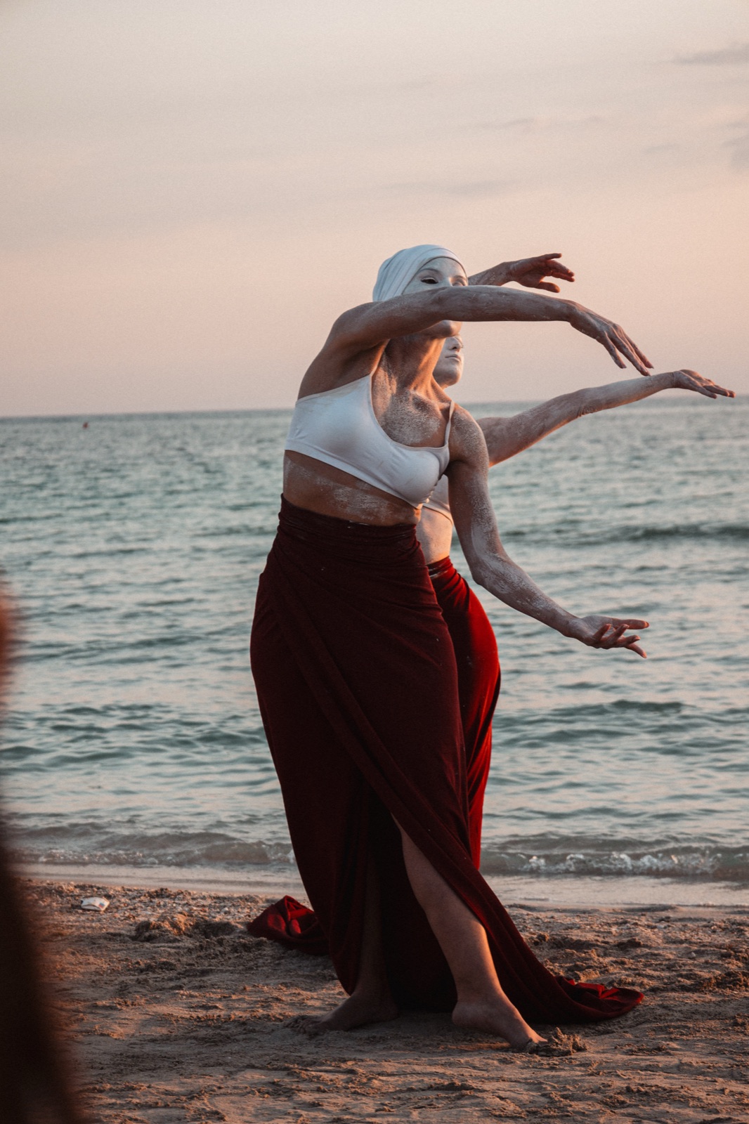 danzatrice sulla battigia al tramonto (performance)