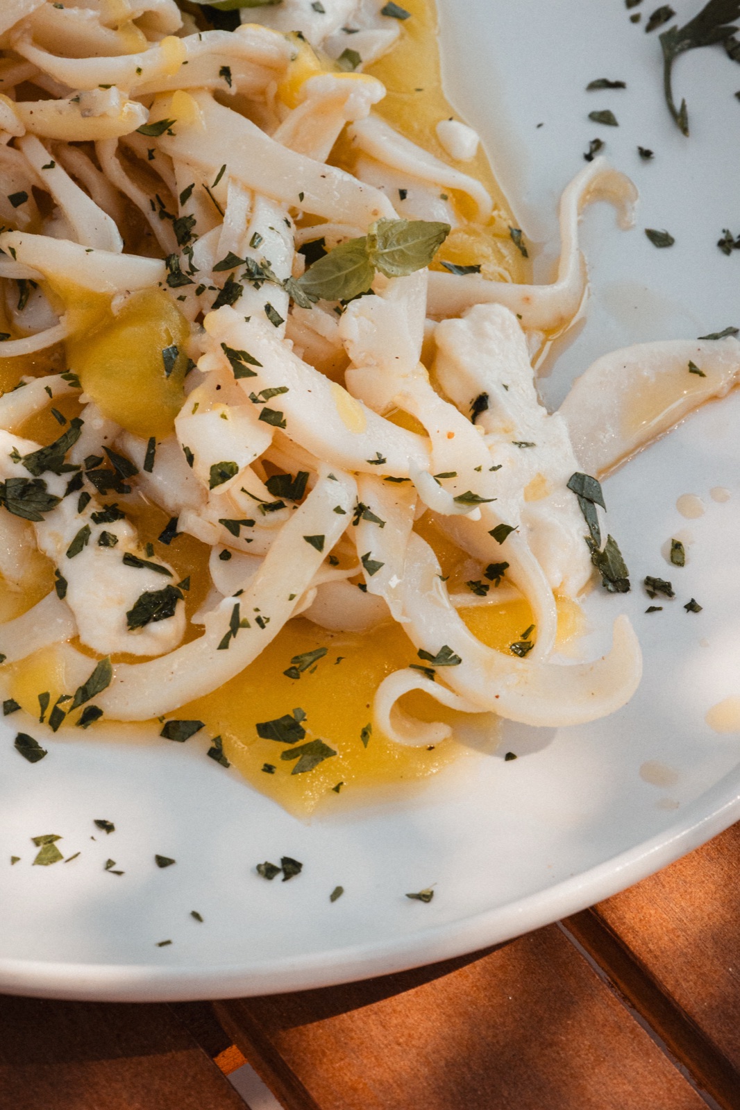 pasta con le zucchine, primo piano verticale