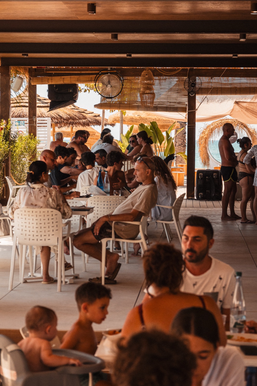 sala piena a pranzo sotto il tetto di canne