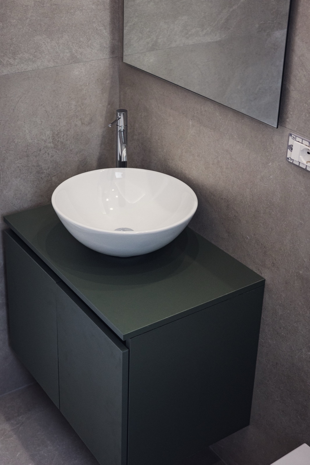 lavabo su mobile scuro, bagno moderno