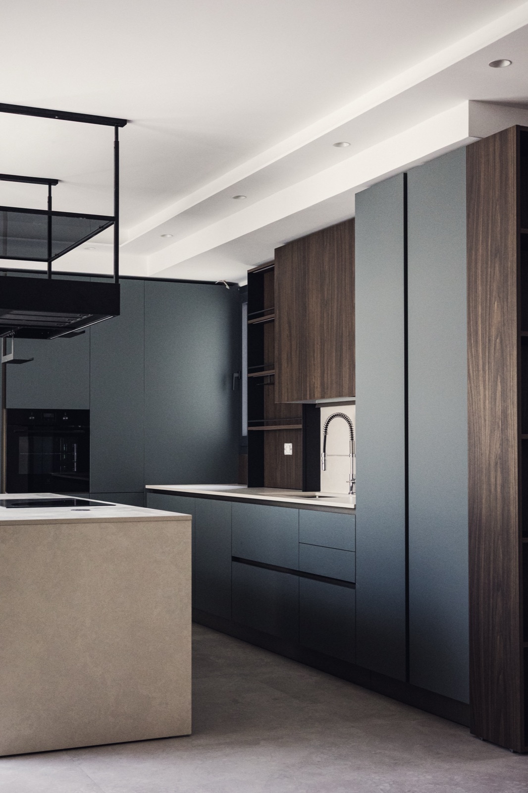 cucina nera con isola, verticale