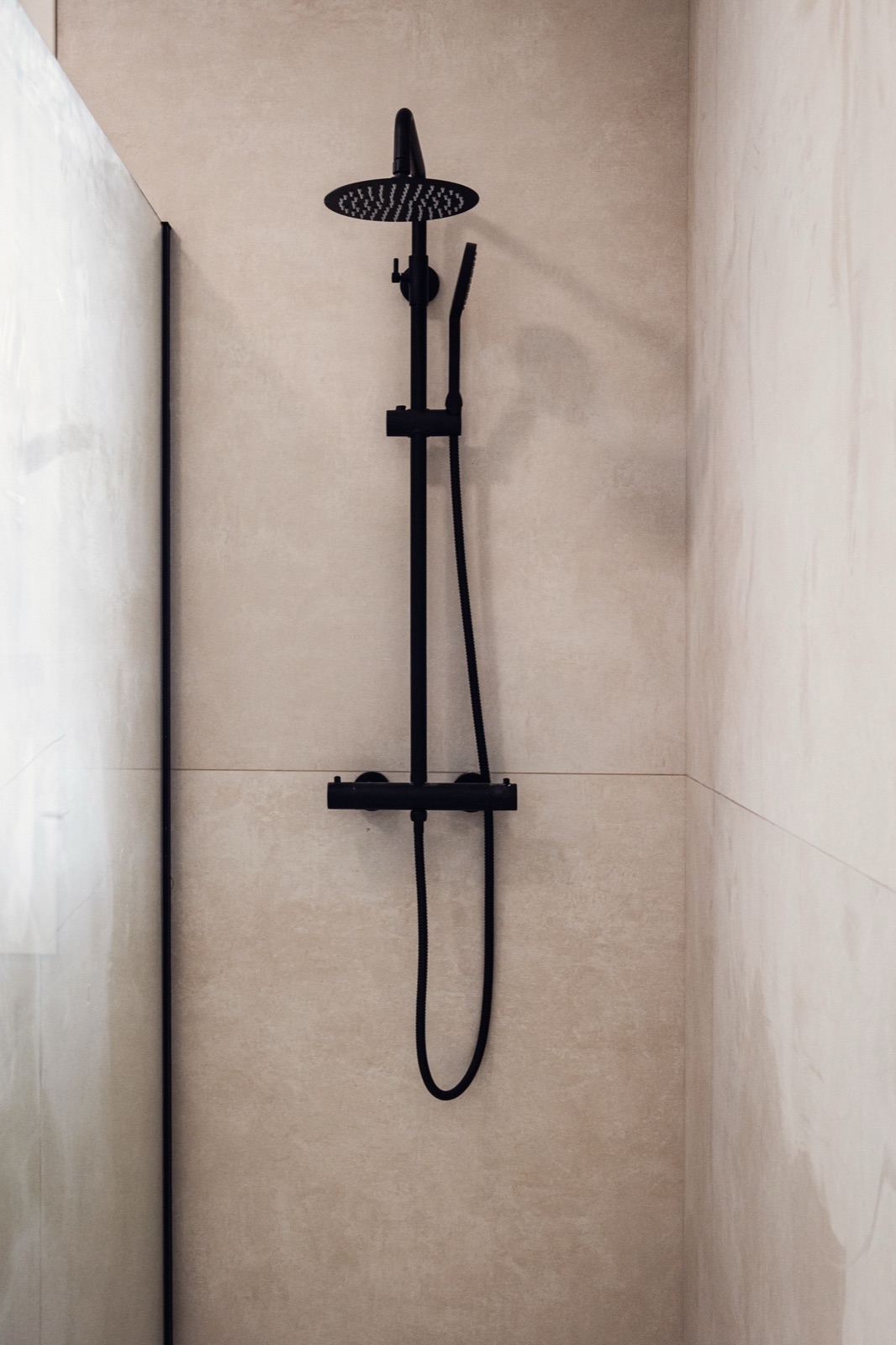 colonna doccia nera, verticale