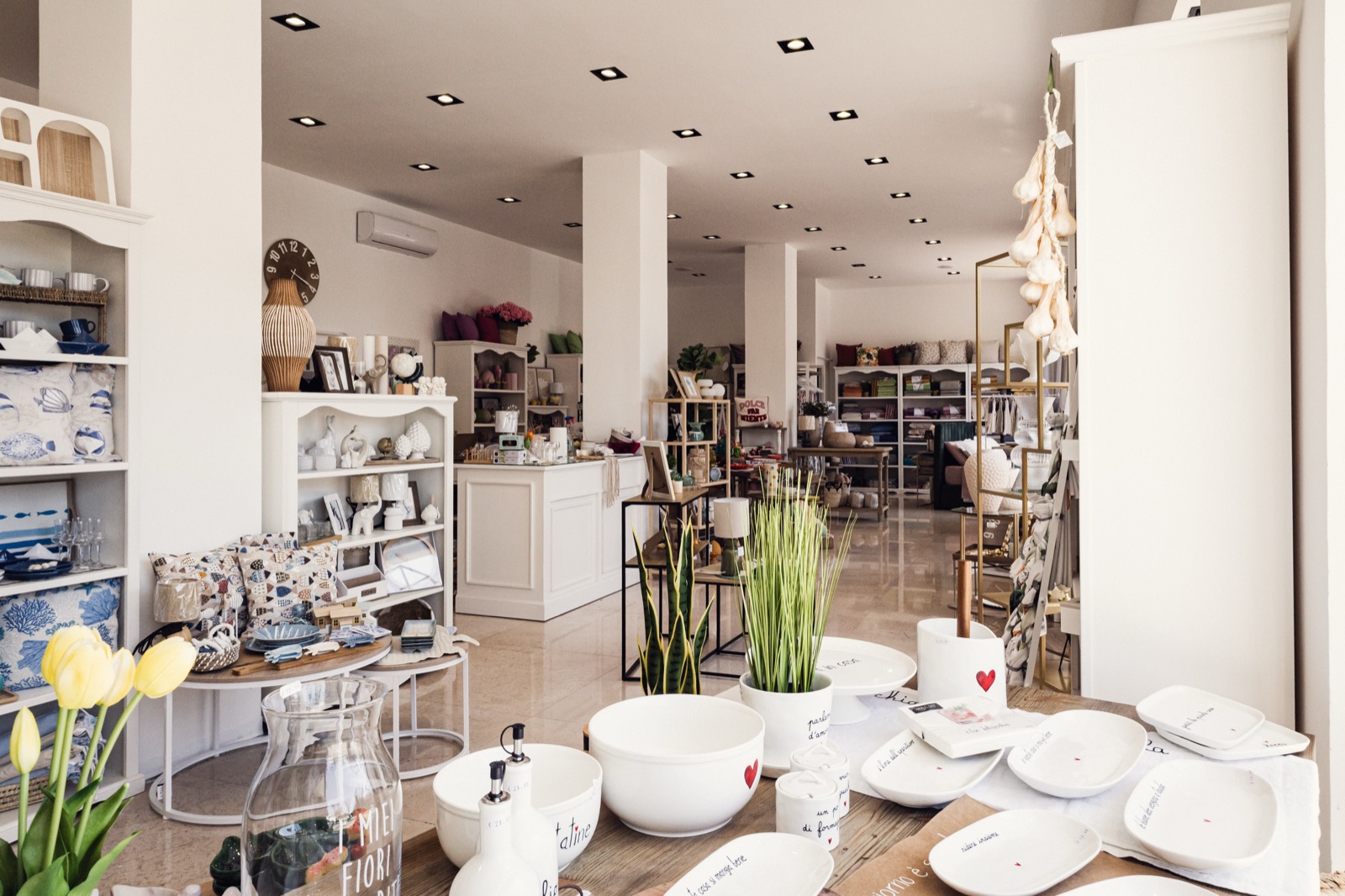interno dello showroom con i tulipani
