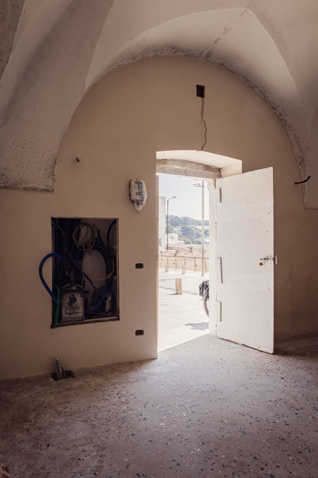 stanza a volta con la porta aperta e la luce