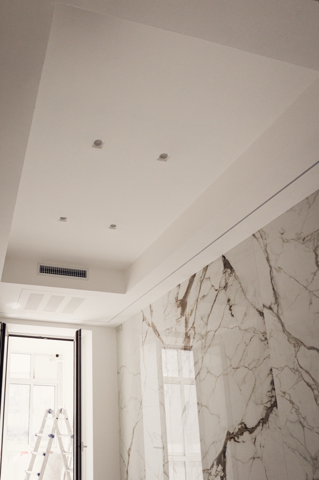 bagno in marmo con la finestra, cantiere