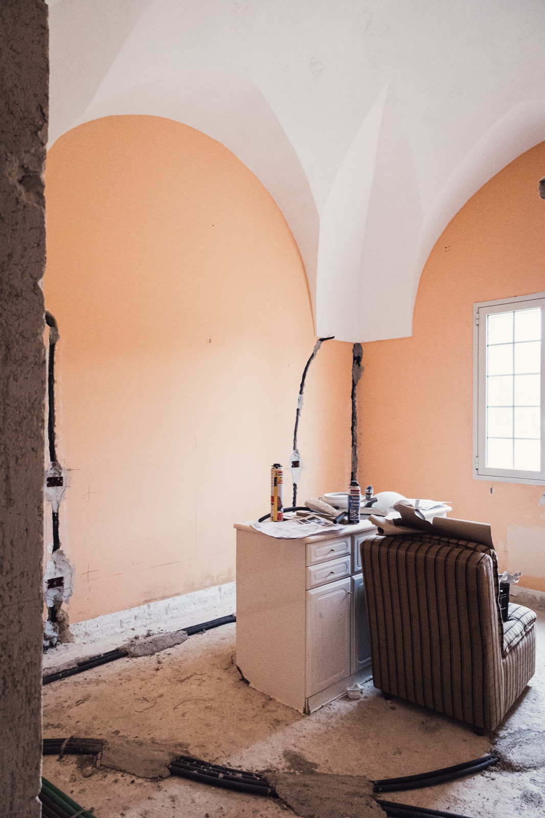 stanza a volta con le pareti pesca prima dei lavori