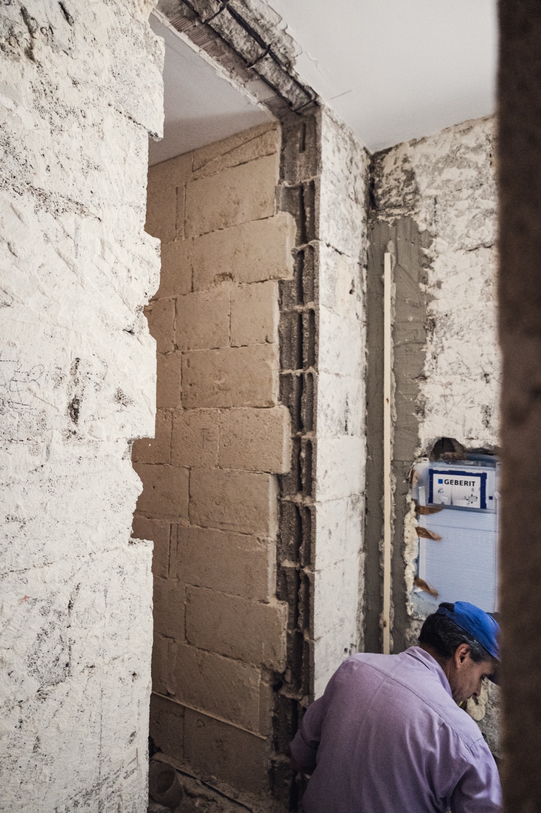 operaio al muro di pietra viva, verticale