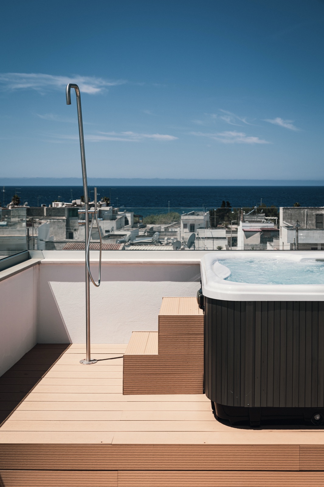 jacuzzi sul terrazzo con il mare e il paese