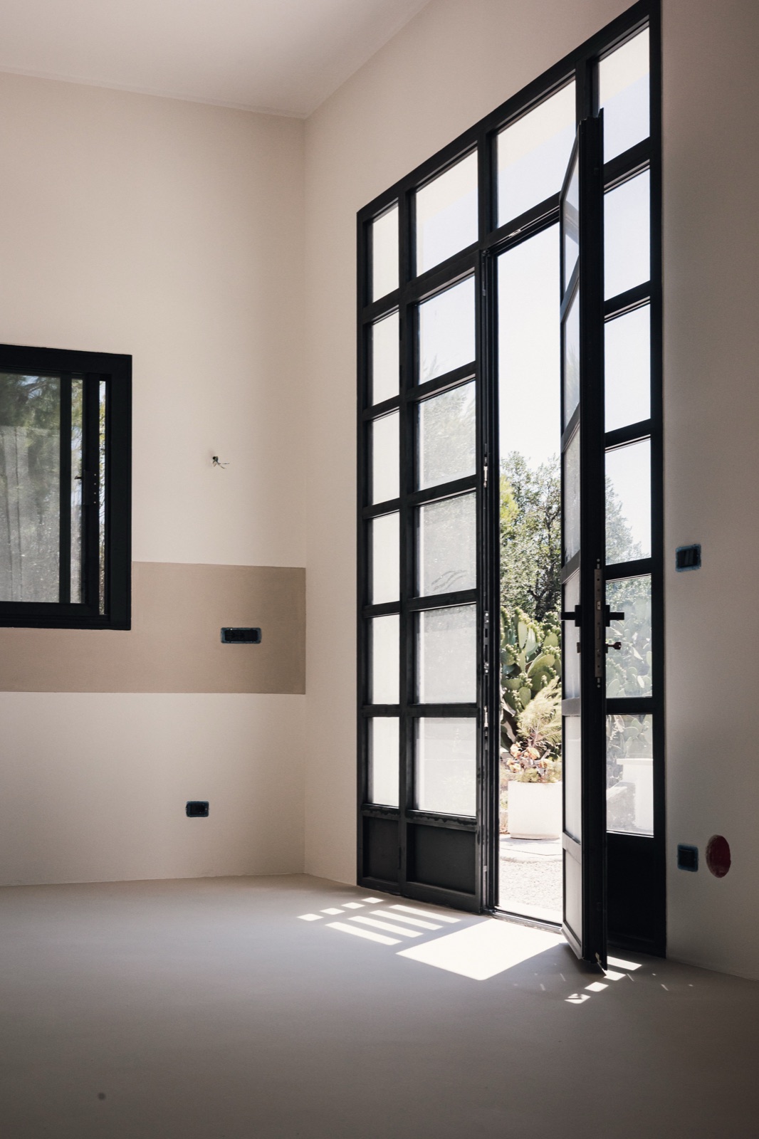 portefinestre nere con la luce che entra