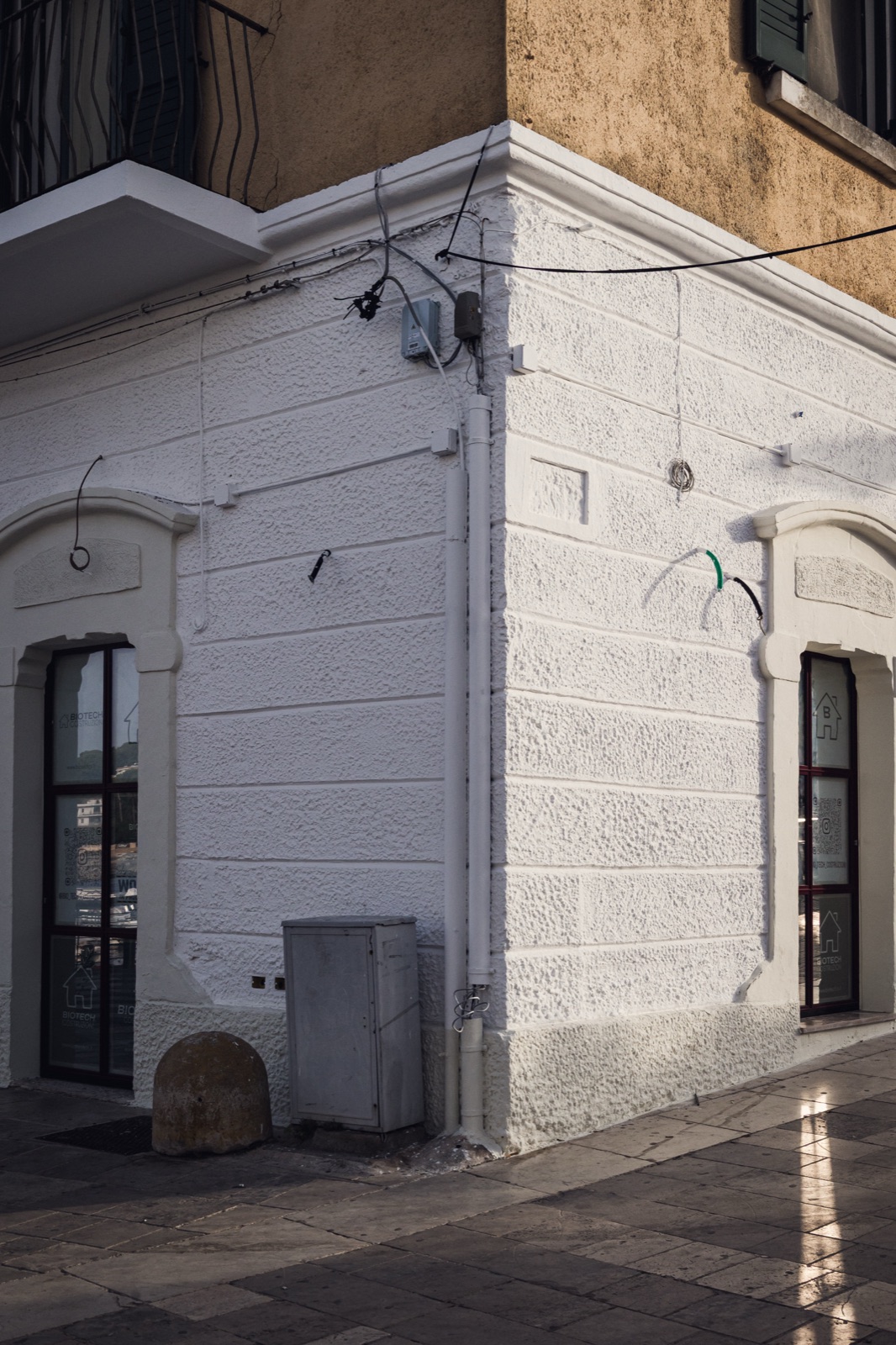 palazzo bianco d'angolo con gli infissi neri, finito
