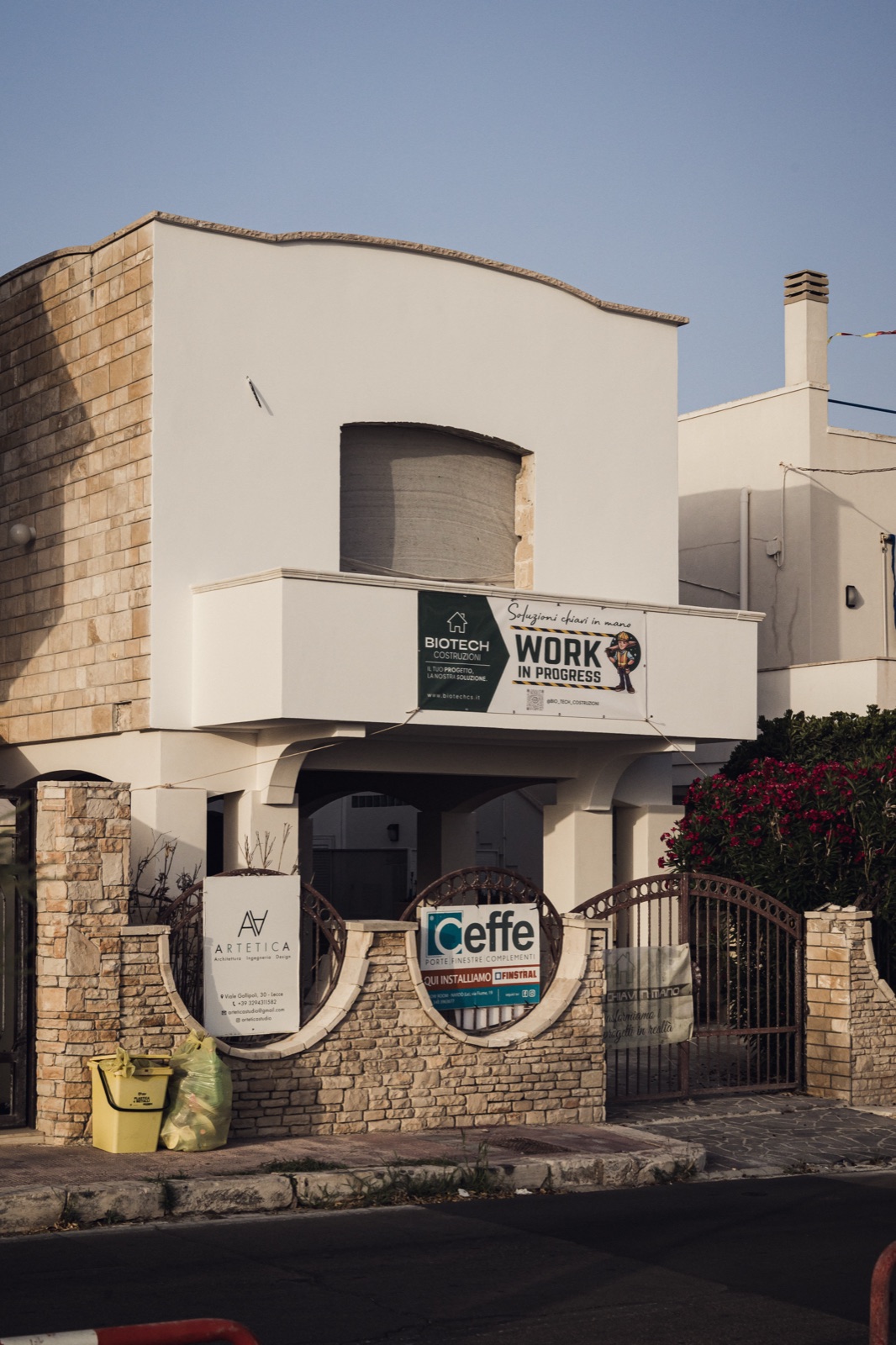 cantiere con lo striscione Work in progress BioTech
