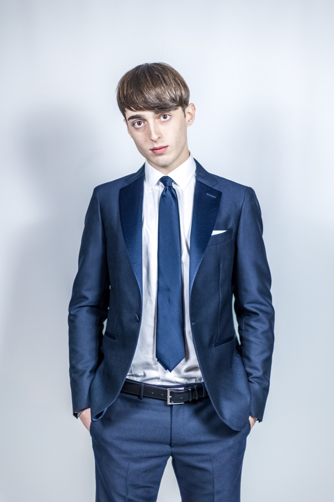uomo in abito blu, studio