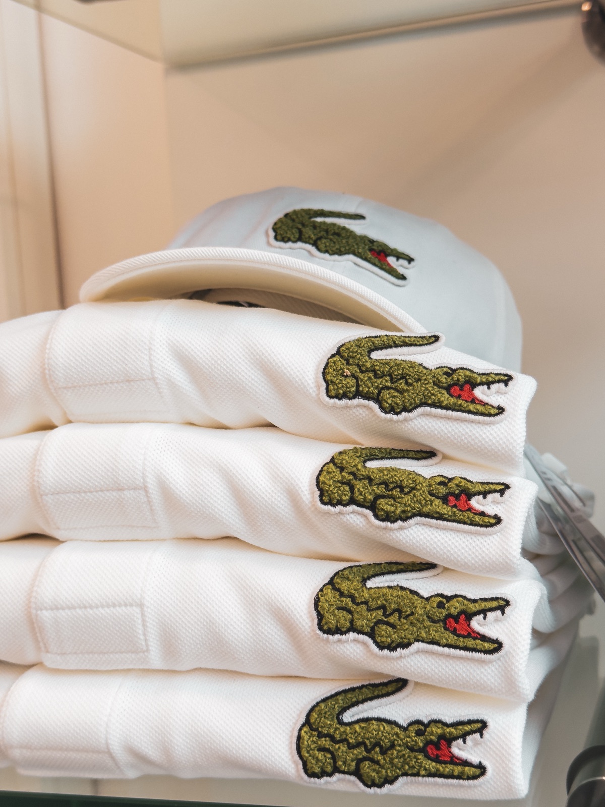 polo Lacoste impilate, dettaglio