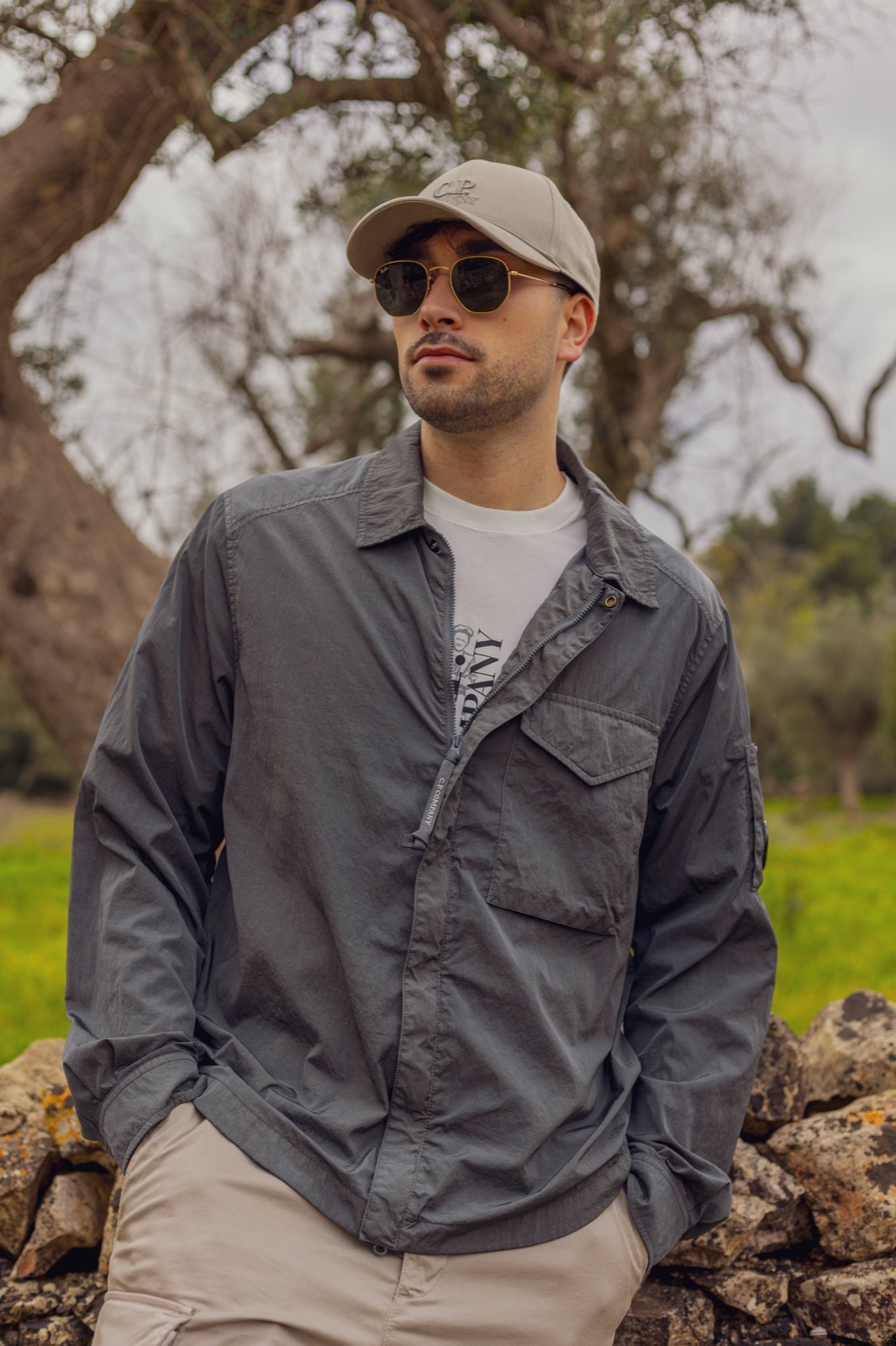 uomo CP Company fra gli ulivi, ritratto