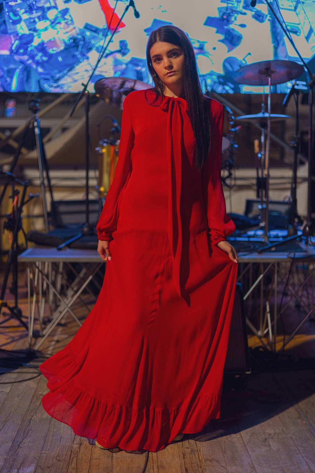 abito rosso in movimento davanti al palco