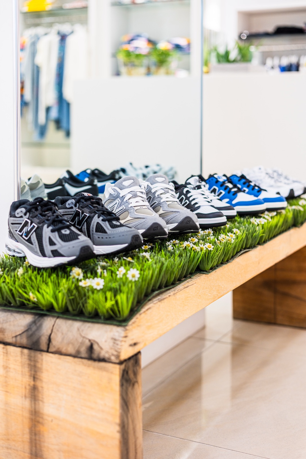 sneaker sul tavolo con erba