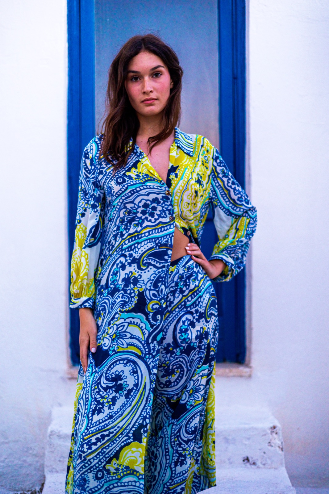 completo paisley davanti alla porta blu, figura intera
