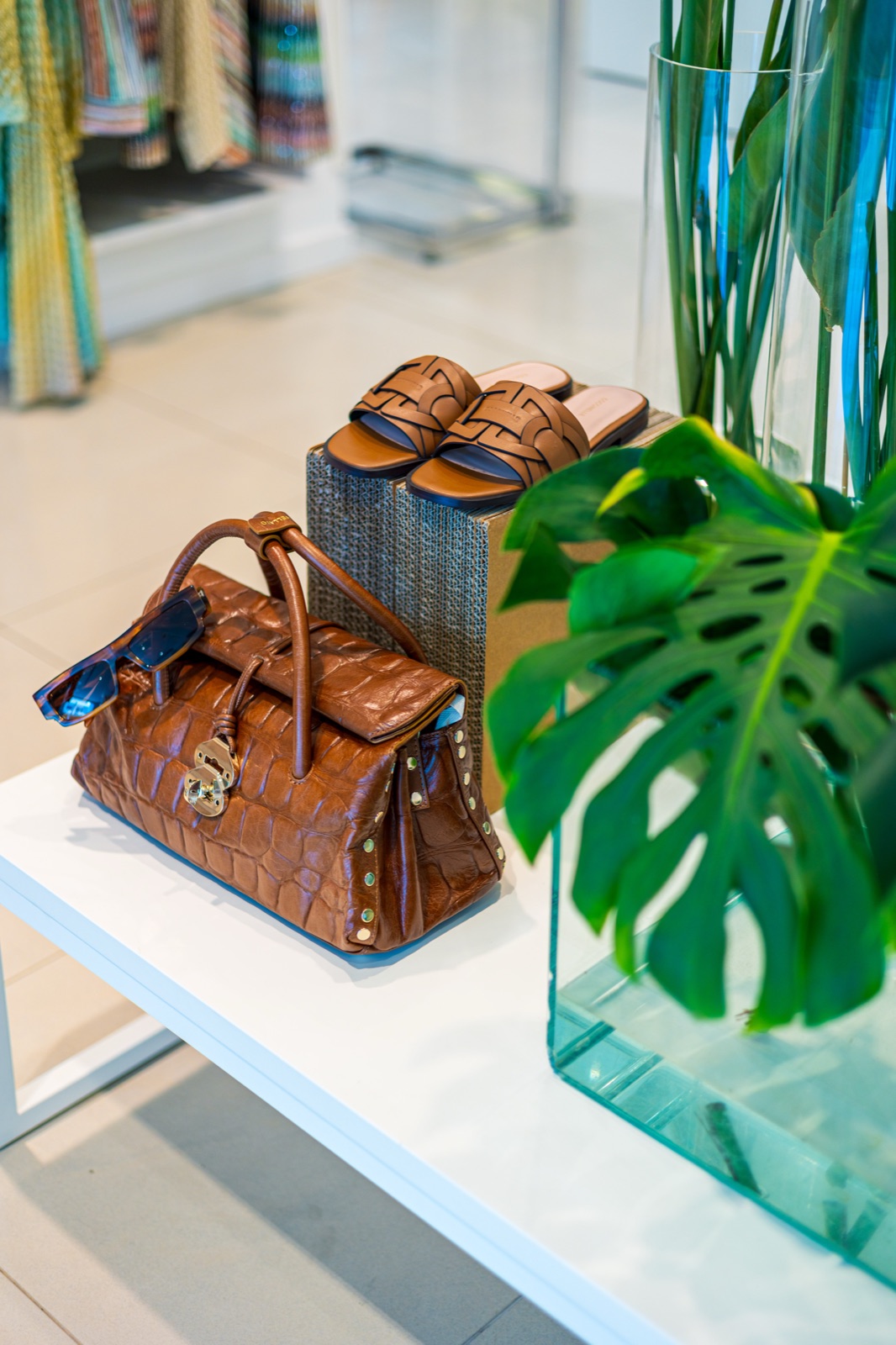 borsa in pelle con foglie di monstera