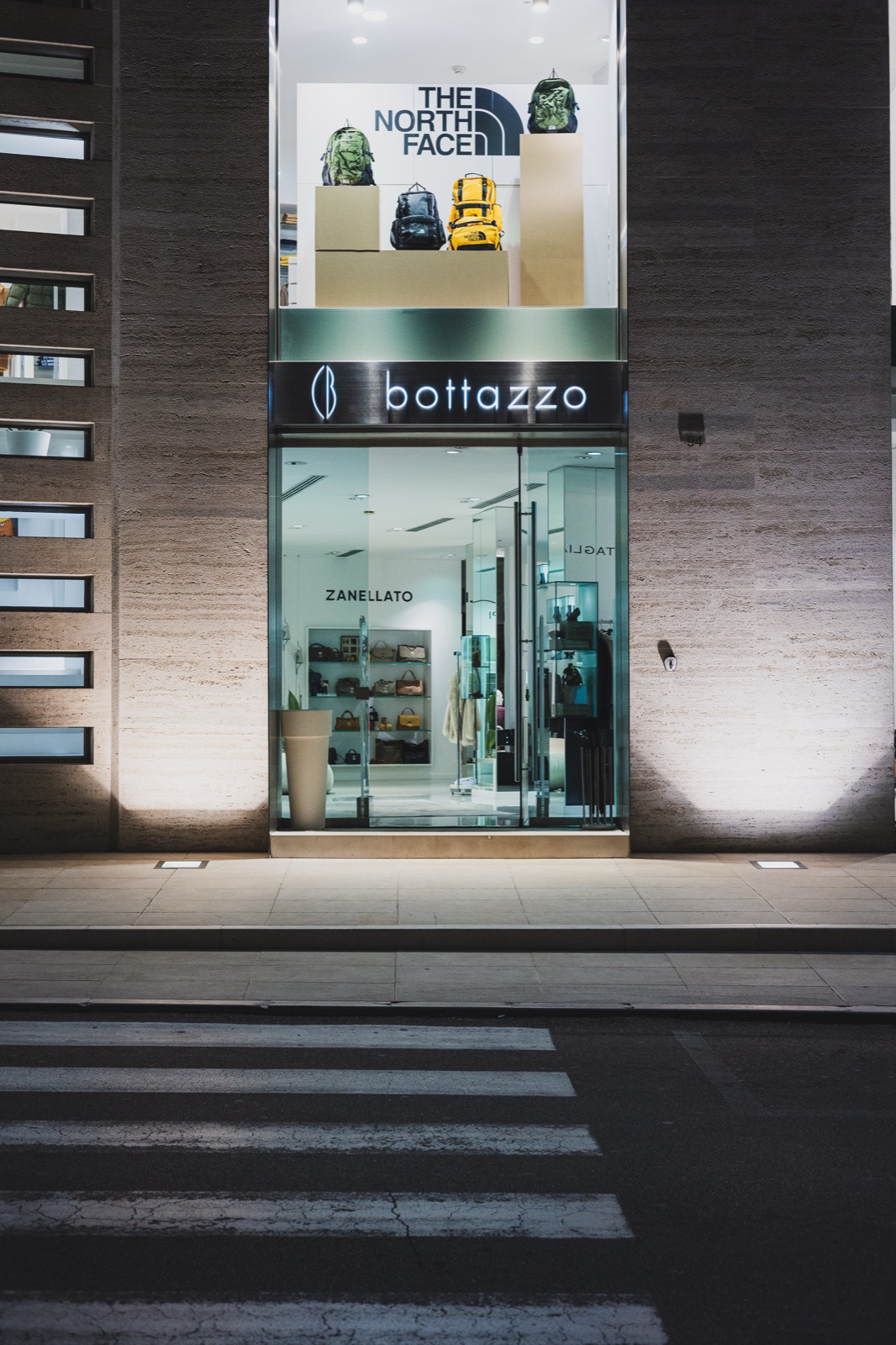 facciata del negozio di notte con l'ingresso