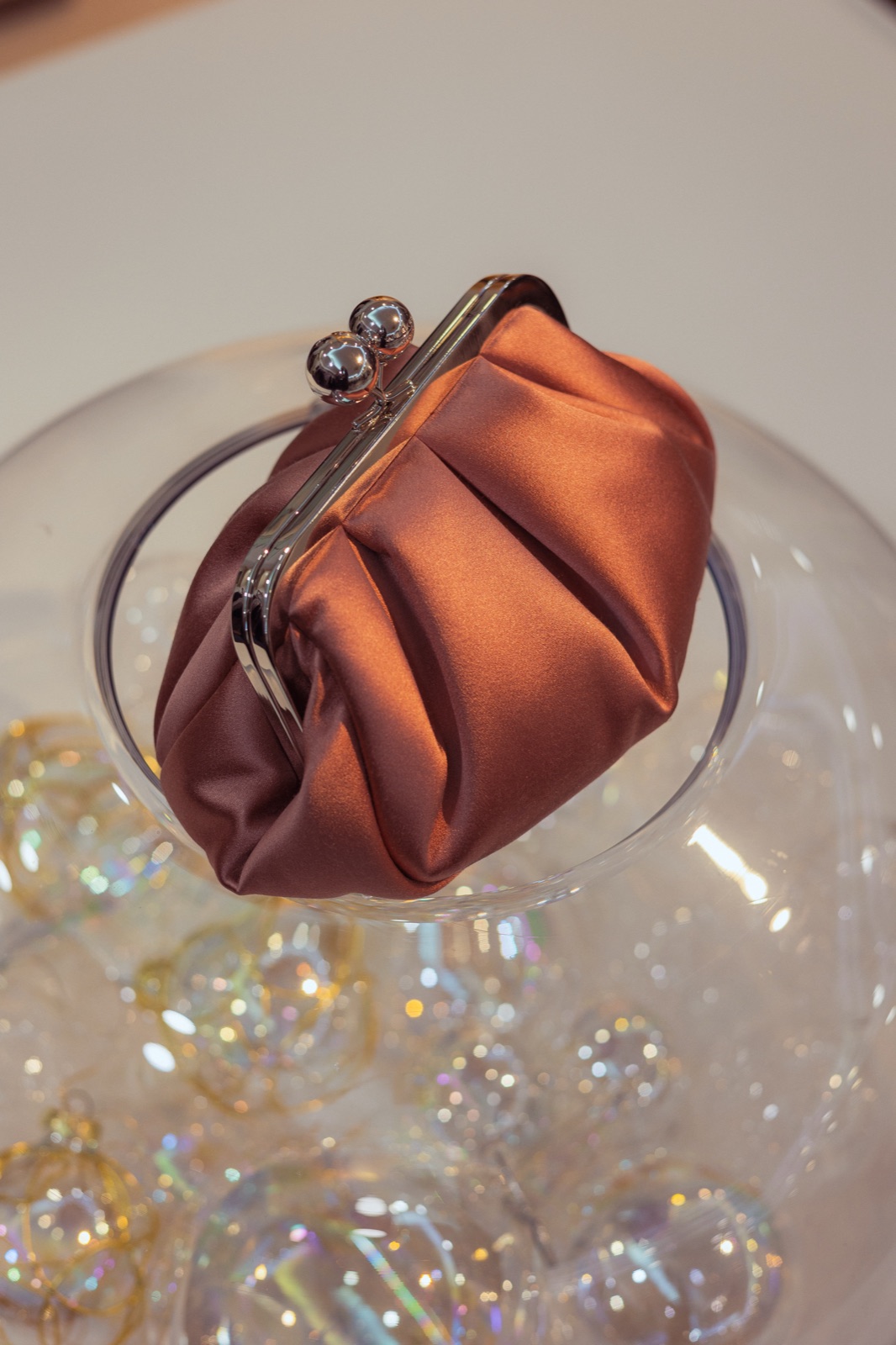 pochette in raso nella boccia di vetro con le palline