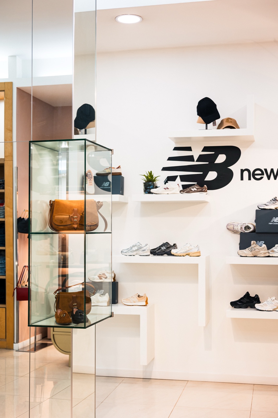 angolo New Balance in negozio, campo largo