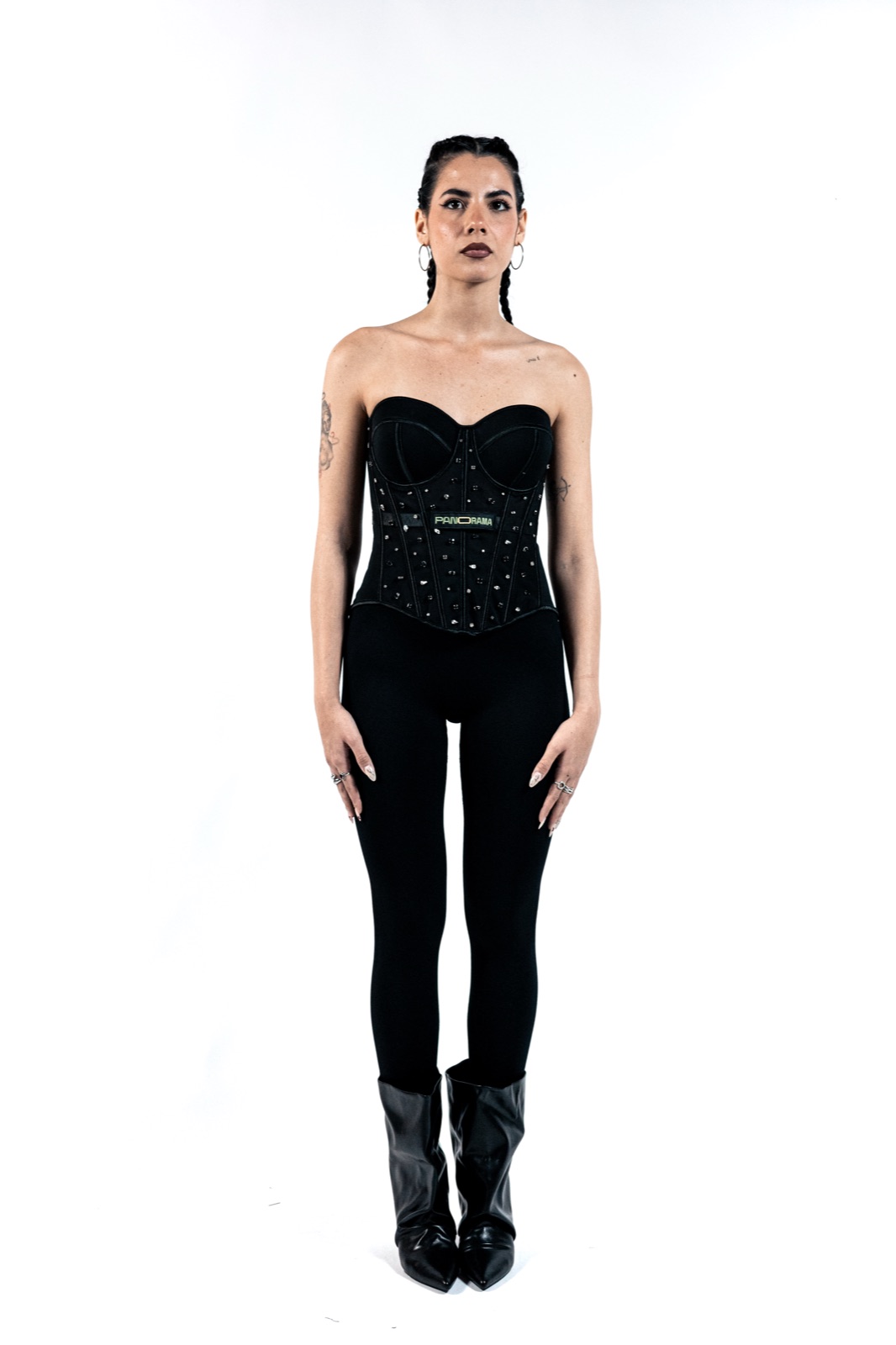 modella in corsetto nero frontale su bianco