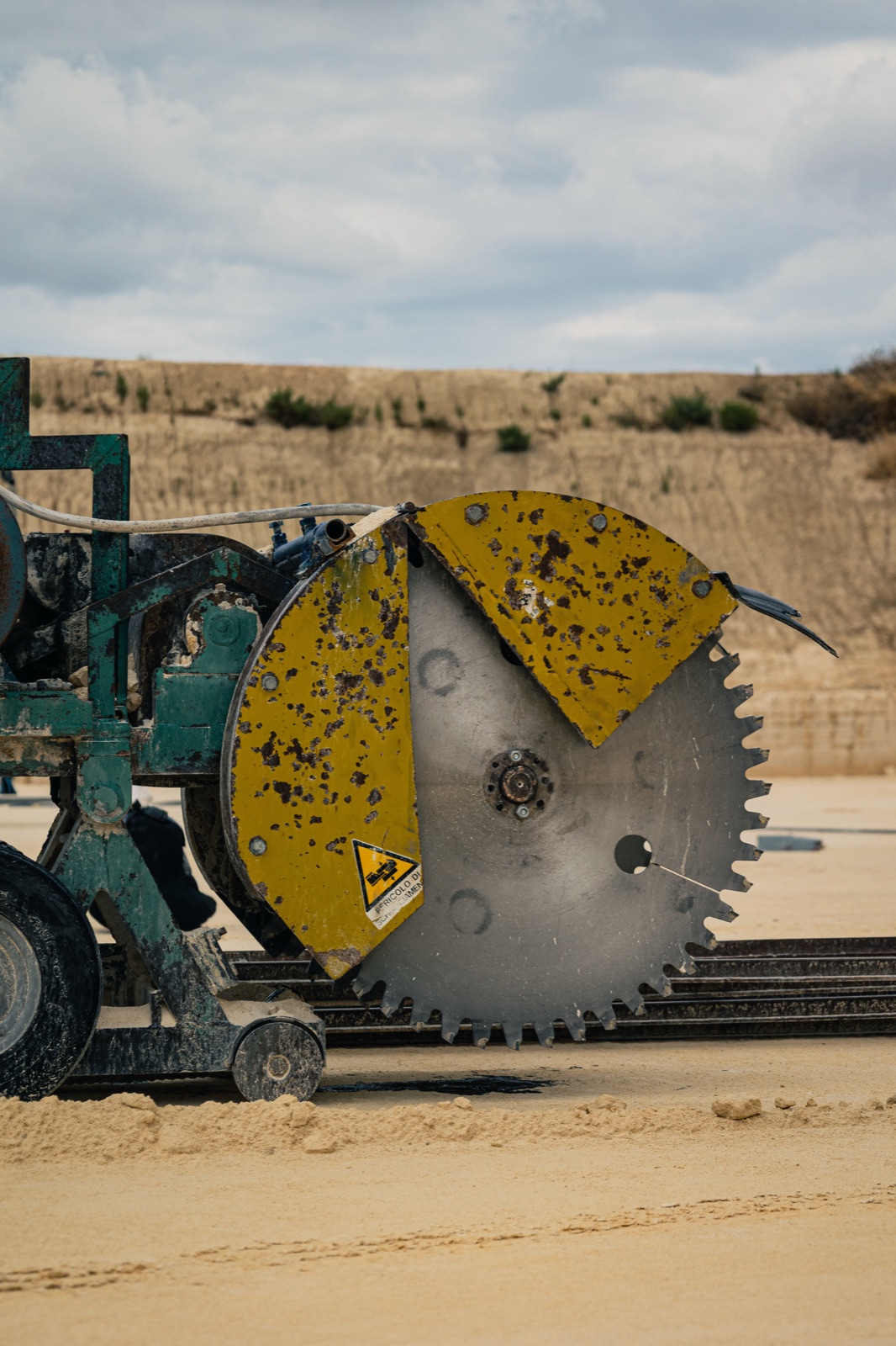 macchina da taglio gialla con le lame nella cava