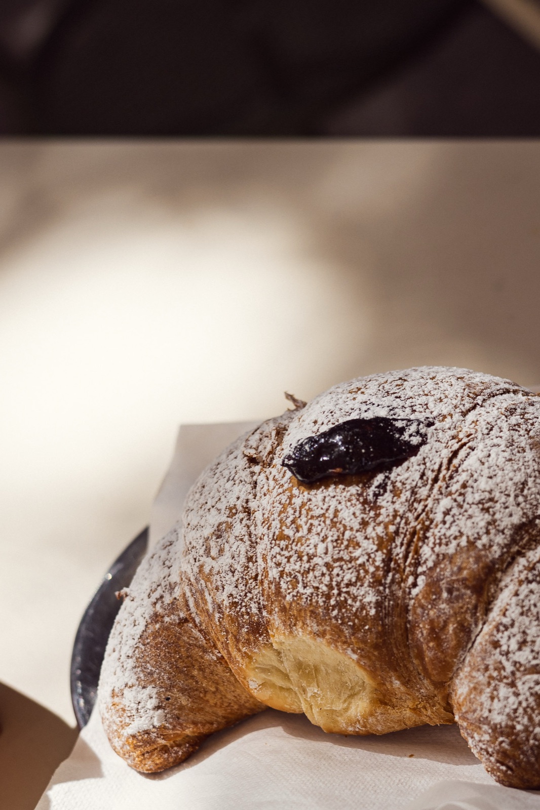 croissant zuccherato nella luce a chiazze