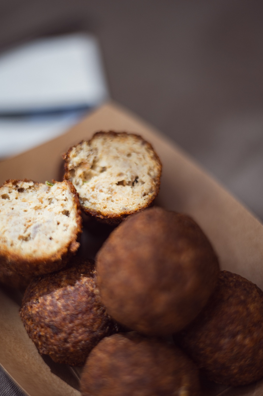 polpette fritte aperte nella vaschetta