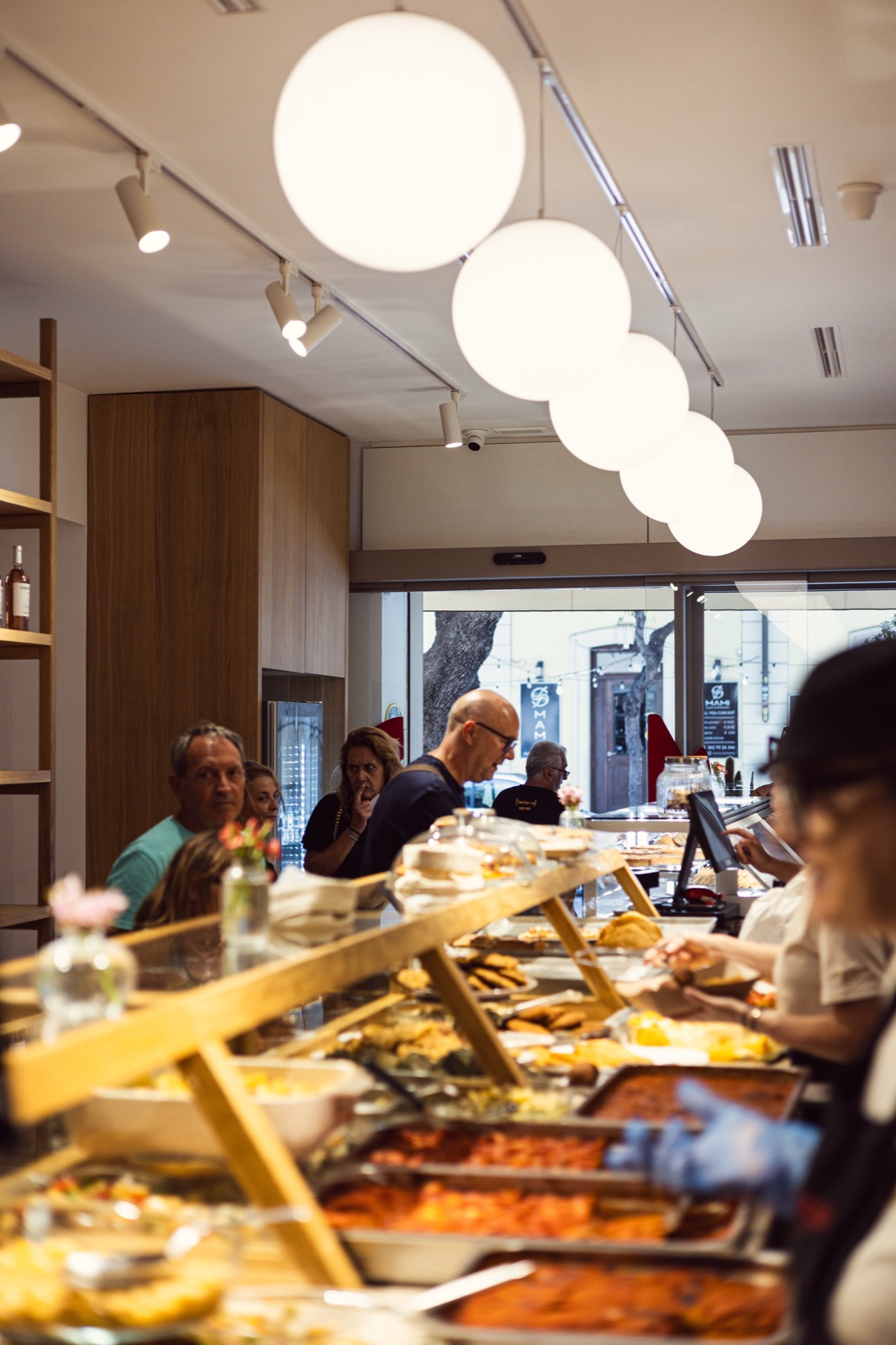 Scatto Teamoon dello shooting Forno Schipa: il banco con i clienti e le lampade accese