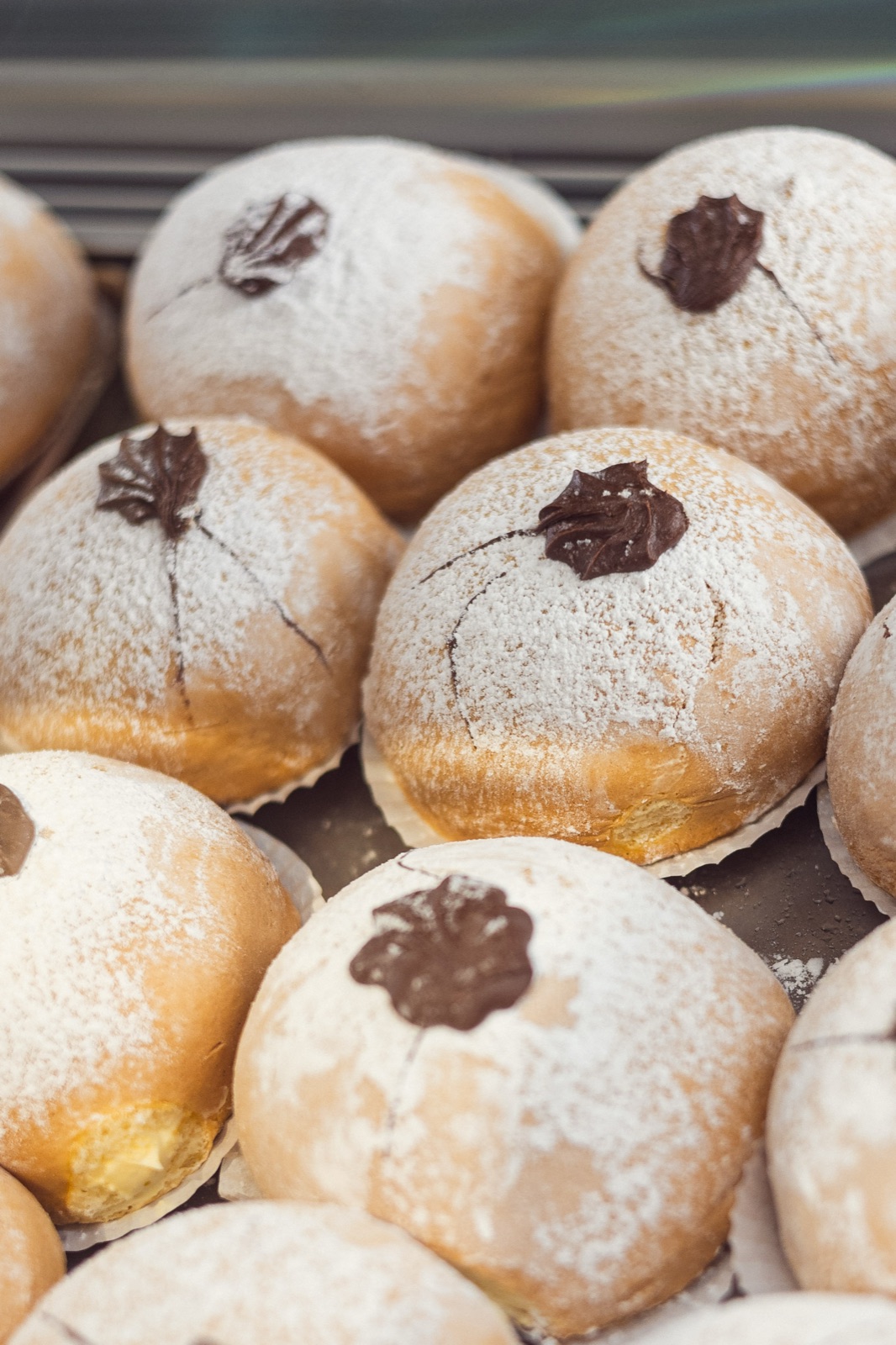 bomboloni zuccherati in vetrina, primo piano