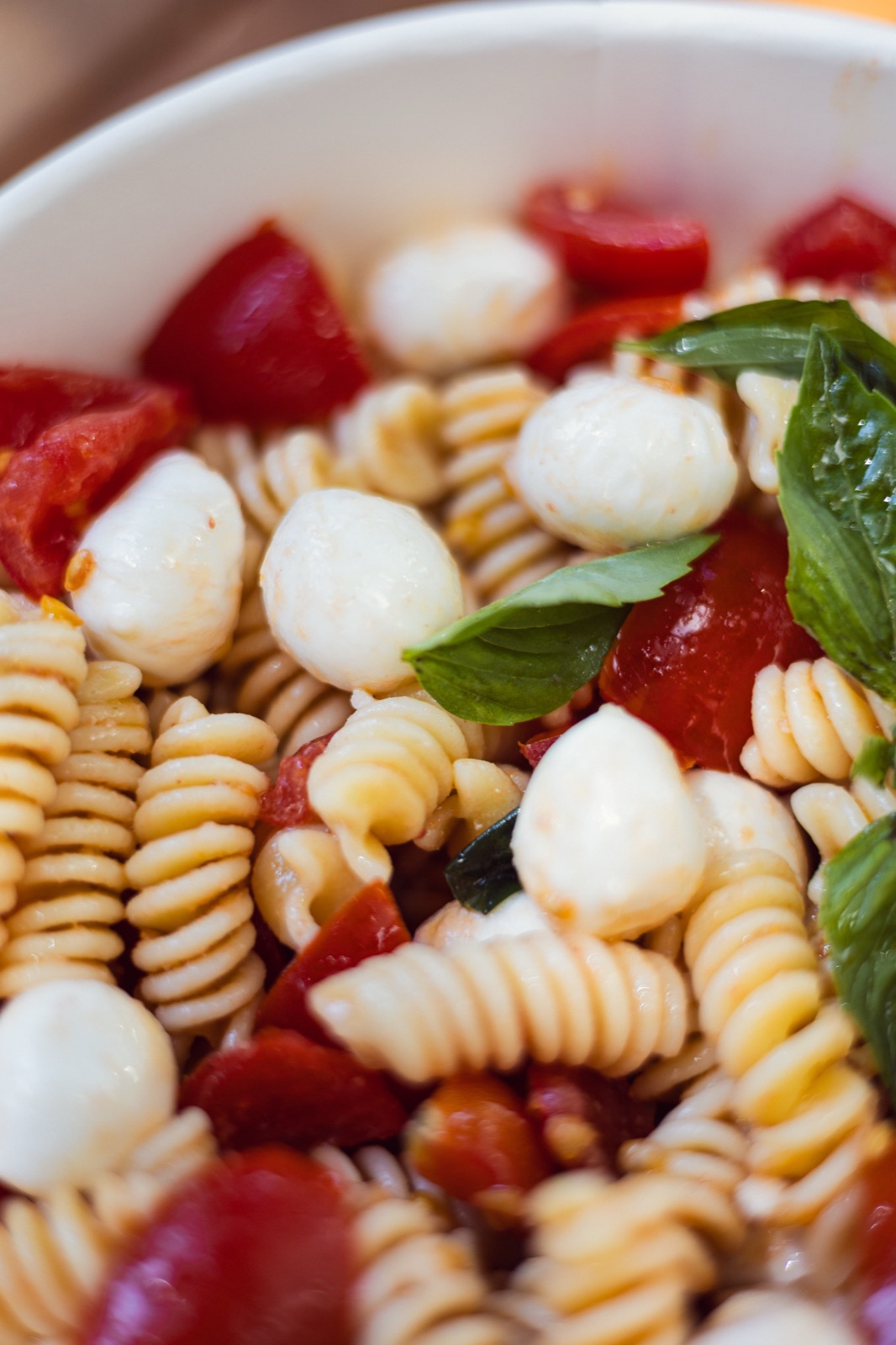 insalata di pasta con mozzarelline e basilico