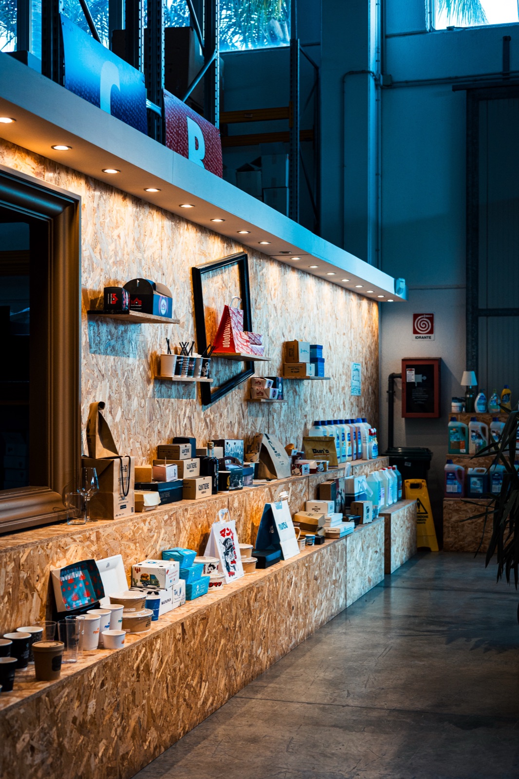 parete dello showroom in OSB con i packaging esposti