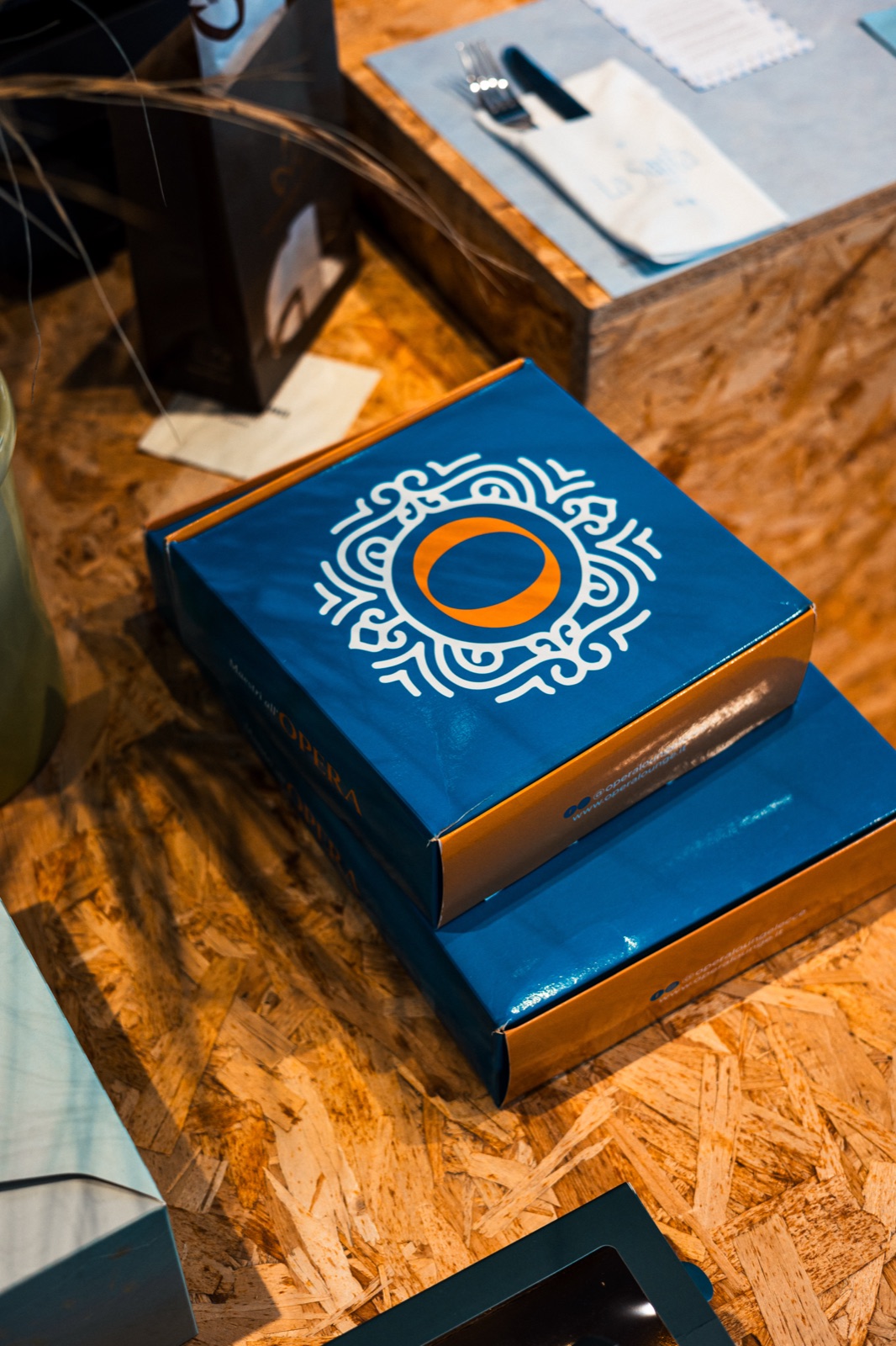 scatole blu con il logo sull'OSB, verticale