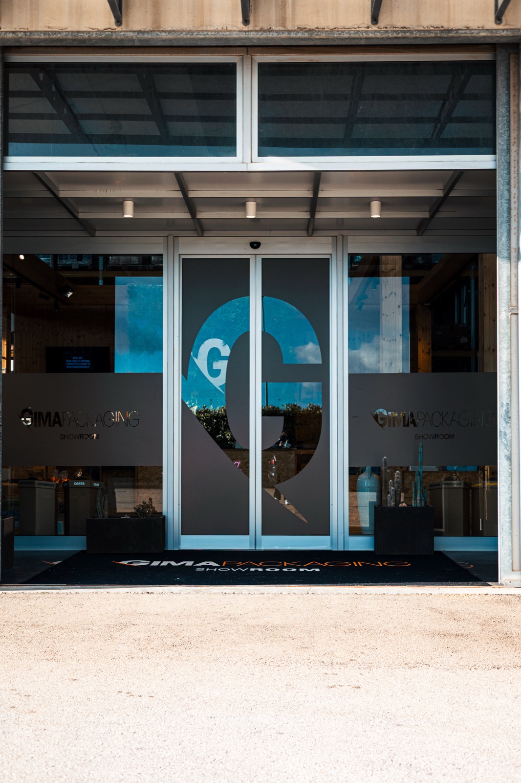 ingresso dello showroom con la G sul vetro