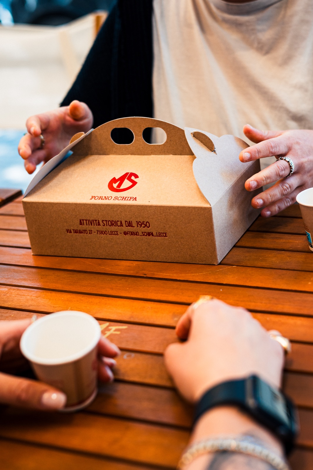 ragazzi al tavolo con la scatola, packaging in uso
