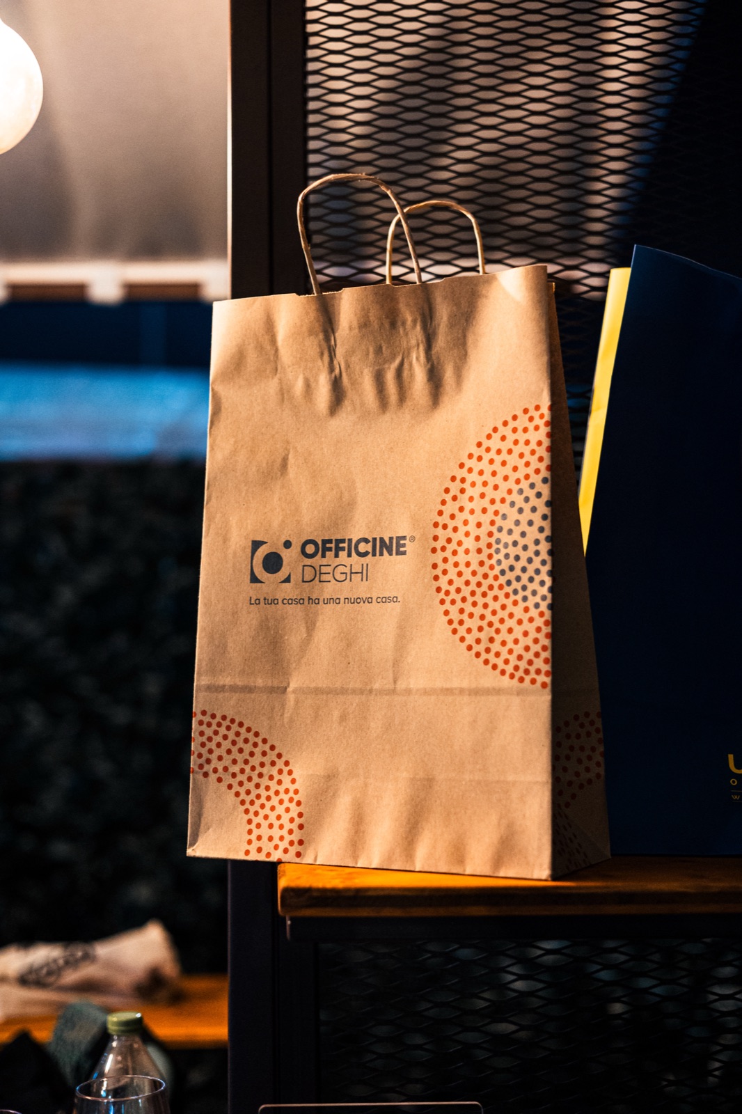shopper di carta con il logo, luce calda della sera (evento)