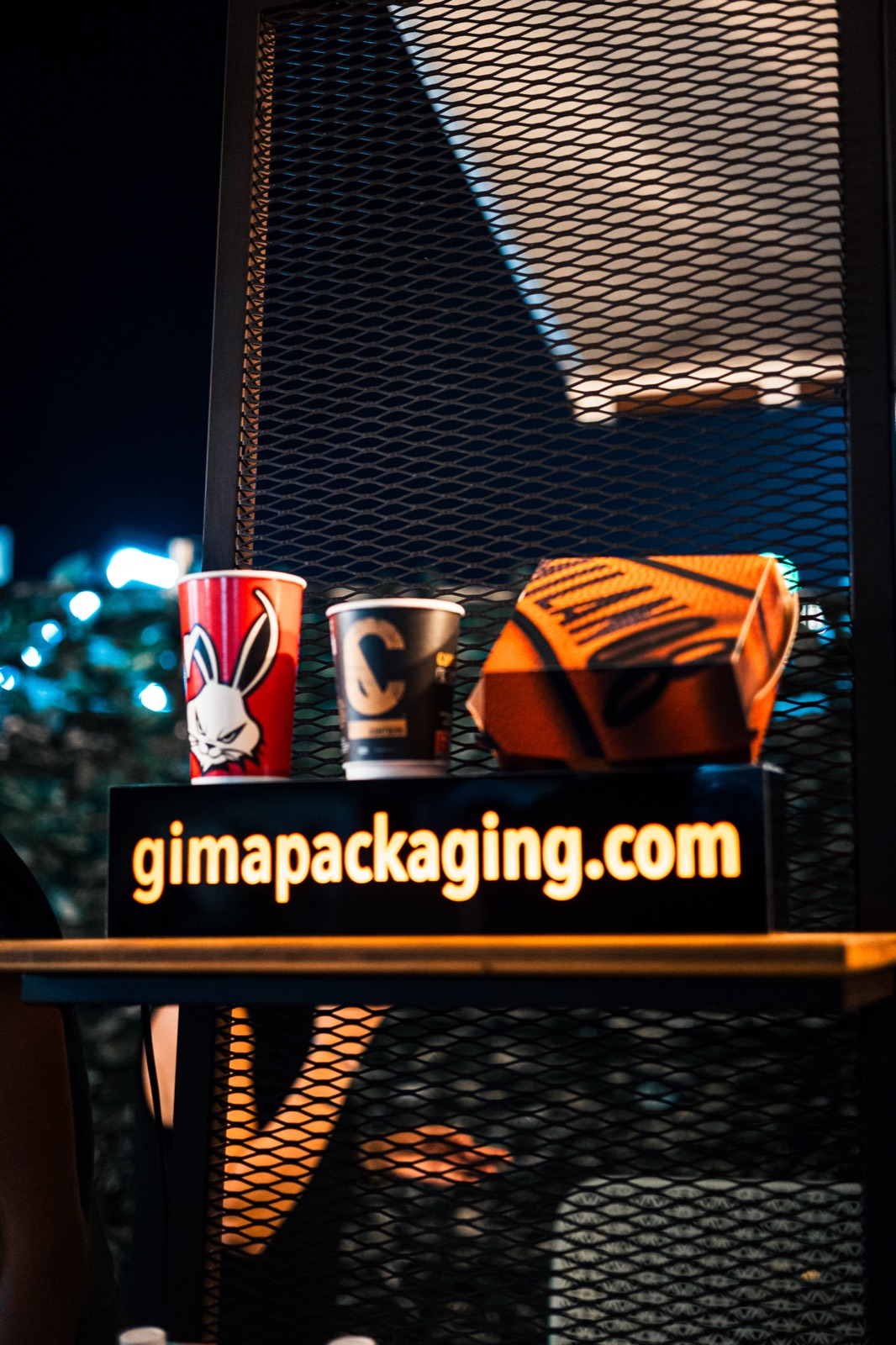 insegna gimapackaging.com con i bicchieri brandizzati
