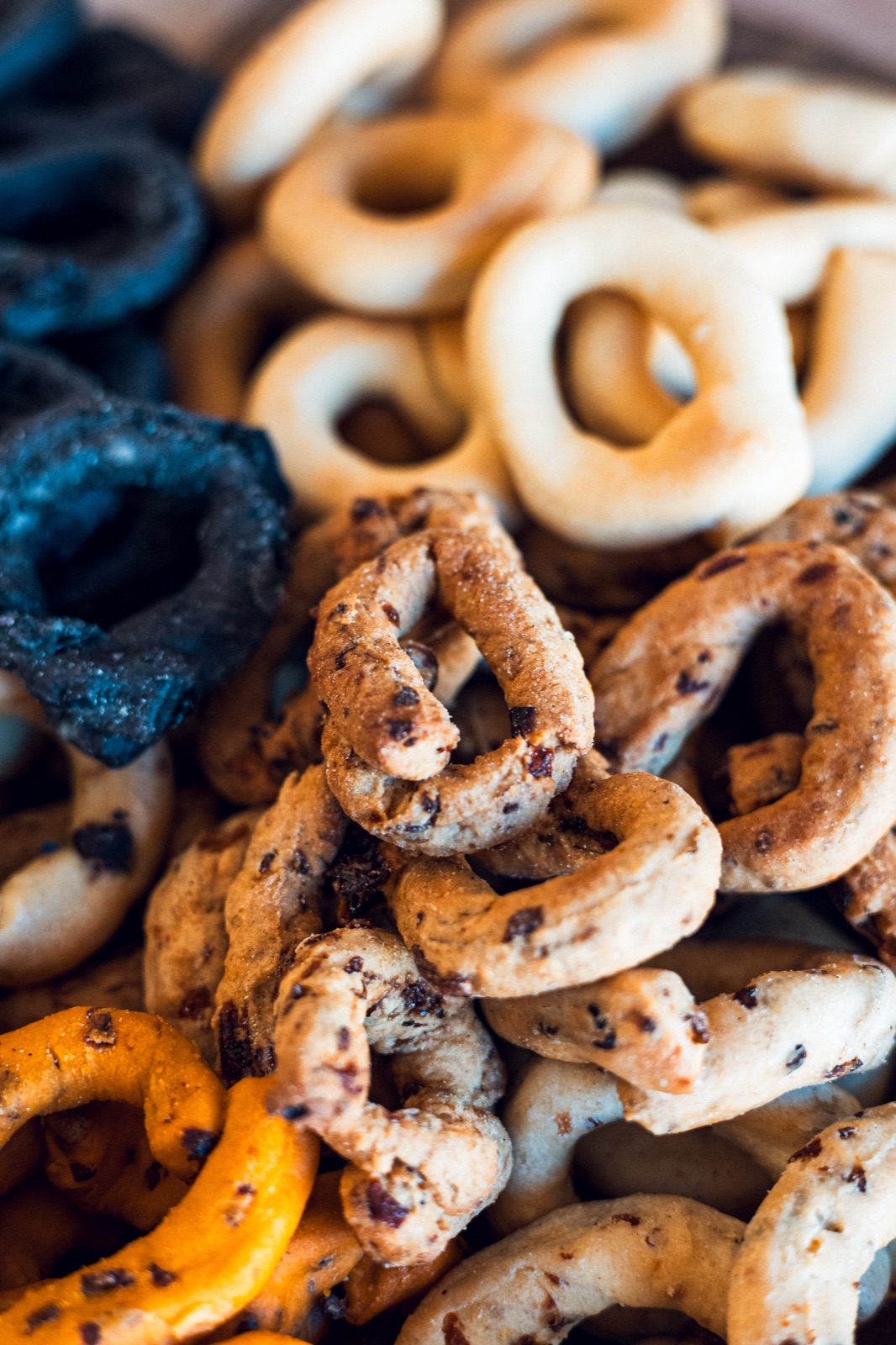 taralli colorati, primo piano verticale