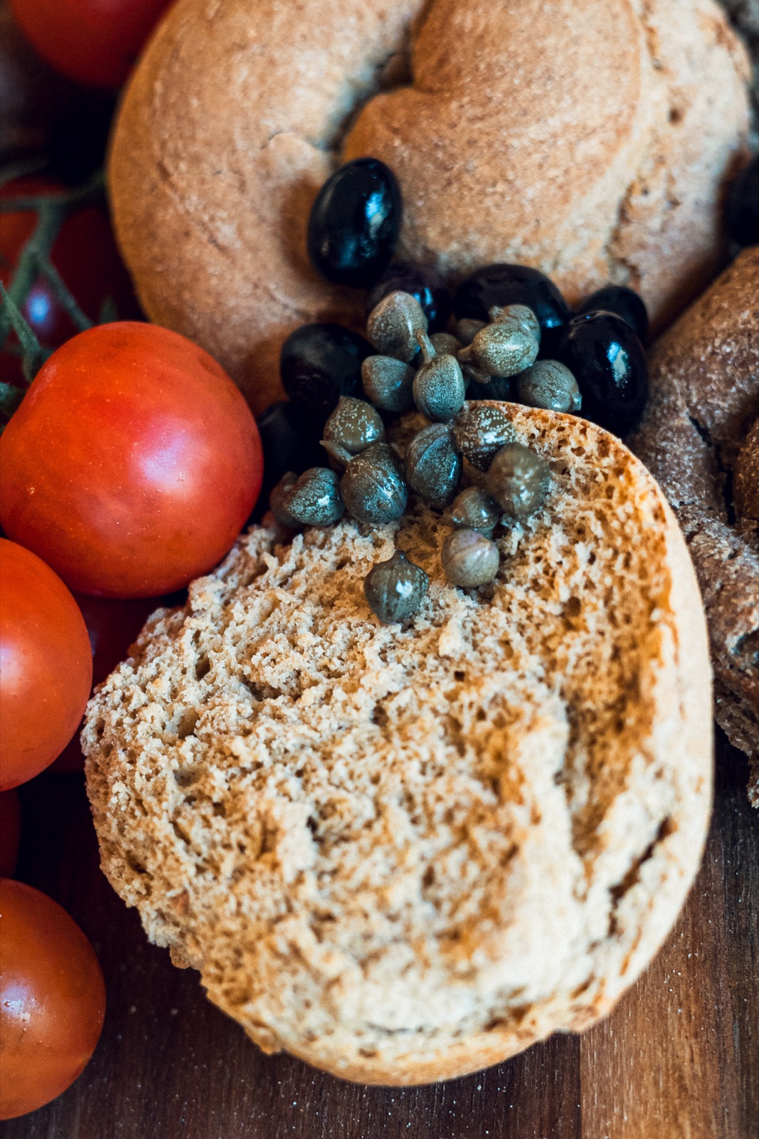 frisella con pomodorini e capperi, primo piano