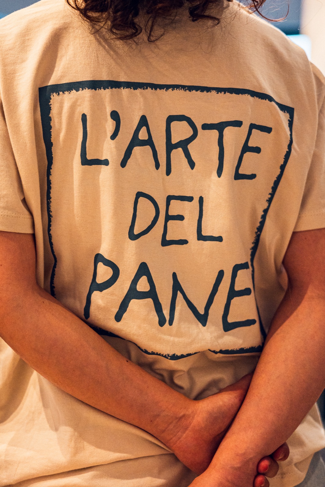 maglietta L'Arte del Pane di spalle all'inaugurazione